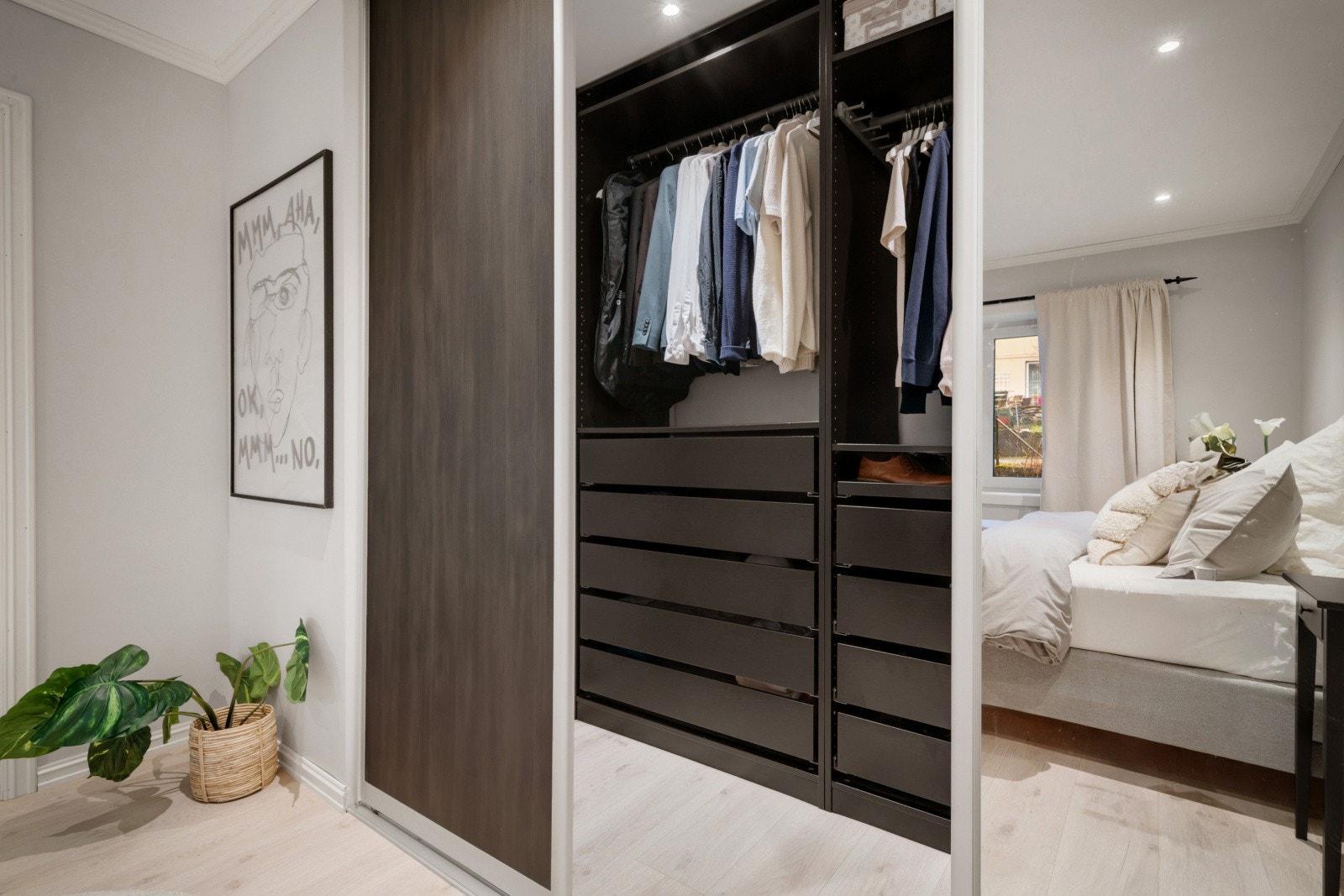 Stor innredning med plass til både han og hennes bekledning Galleribilde