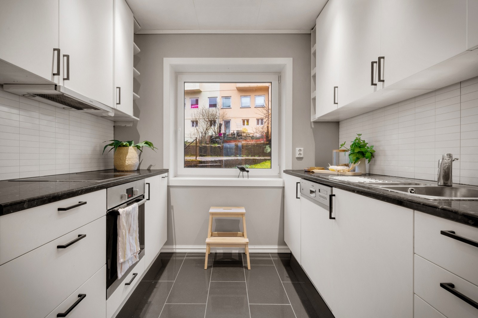 Kjøkken 6,4 m2 - Her er det avtrekk via kjøkkenventilatilator, platetopp, stekeovn, integrert vaskemaskin Galleribilde