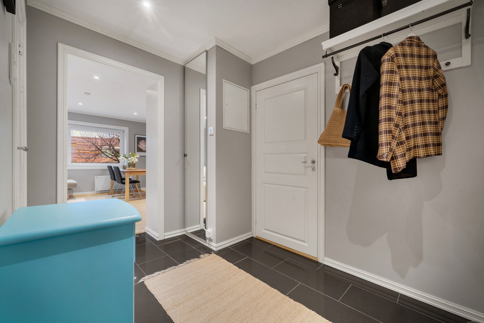 Entre med moderne fliser på gulv og oppbevaringsmuligheter Galleribilde