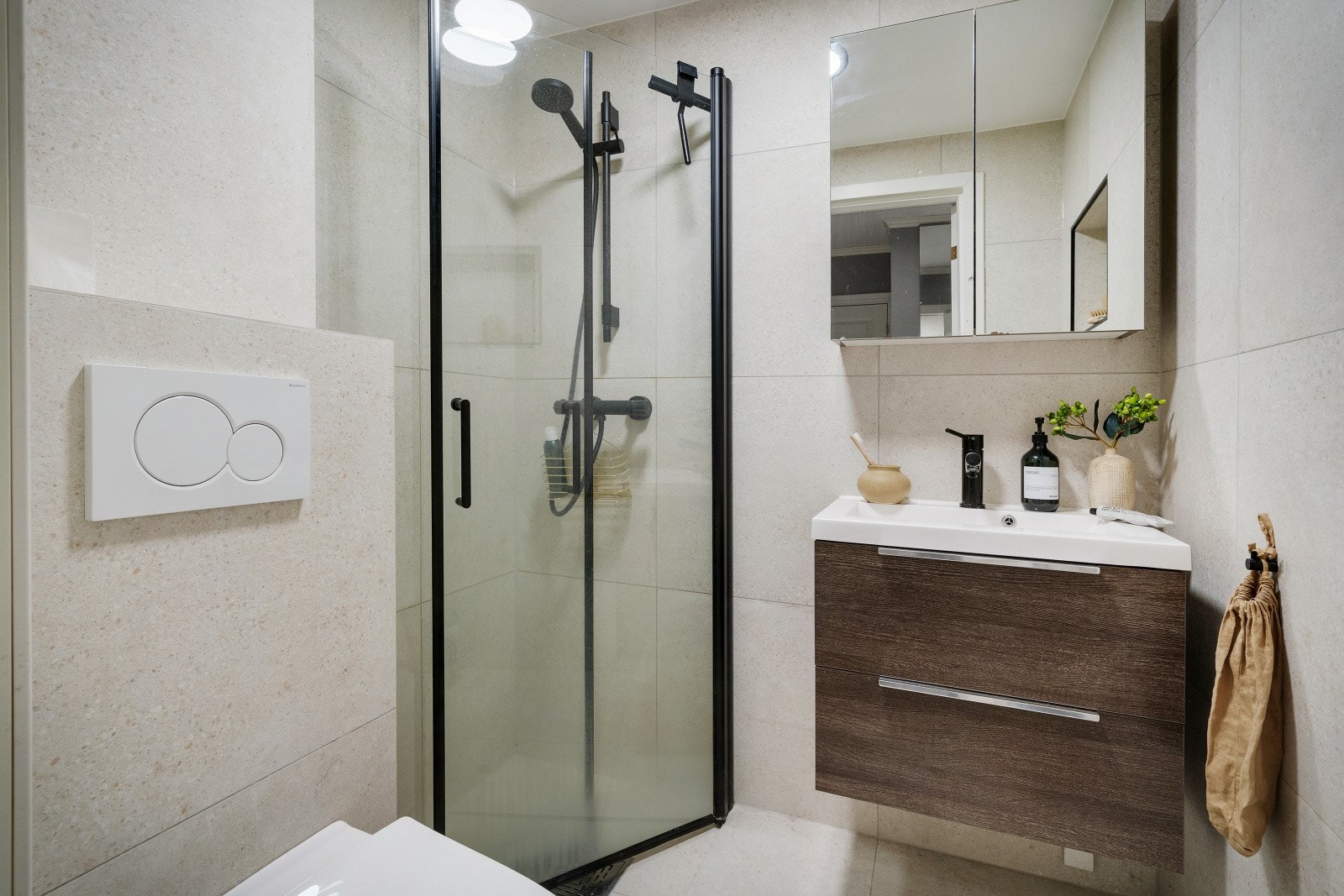 Oppgradert bad fra 2020, med store fliser på gulv og vegger som gir en moderne følelse Galleribilde