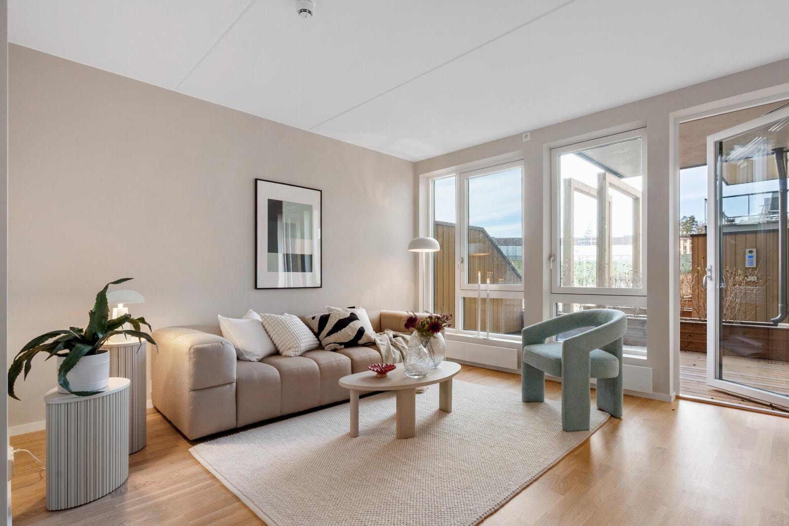 Med stor stue, tre gode soverom, bad og gjestetoalett samt romslig terrasse, er denne boligen en ideell plass for et komfortabelt liv. Galleribilde