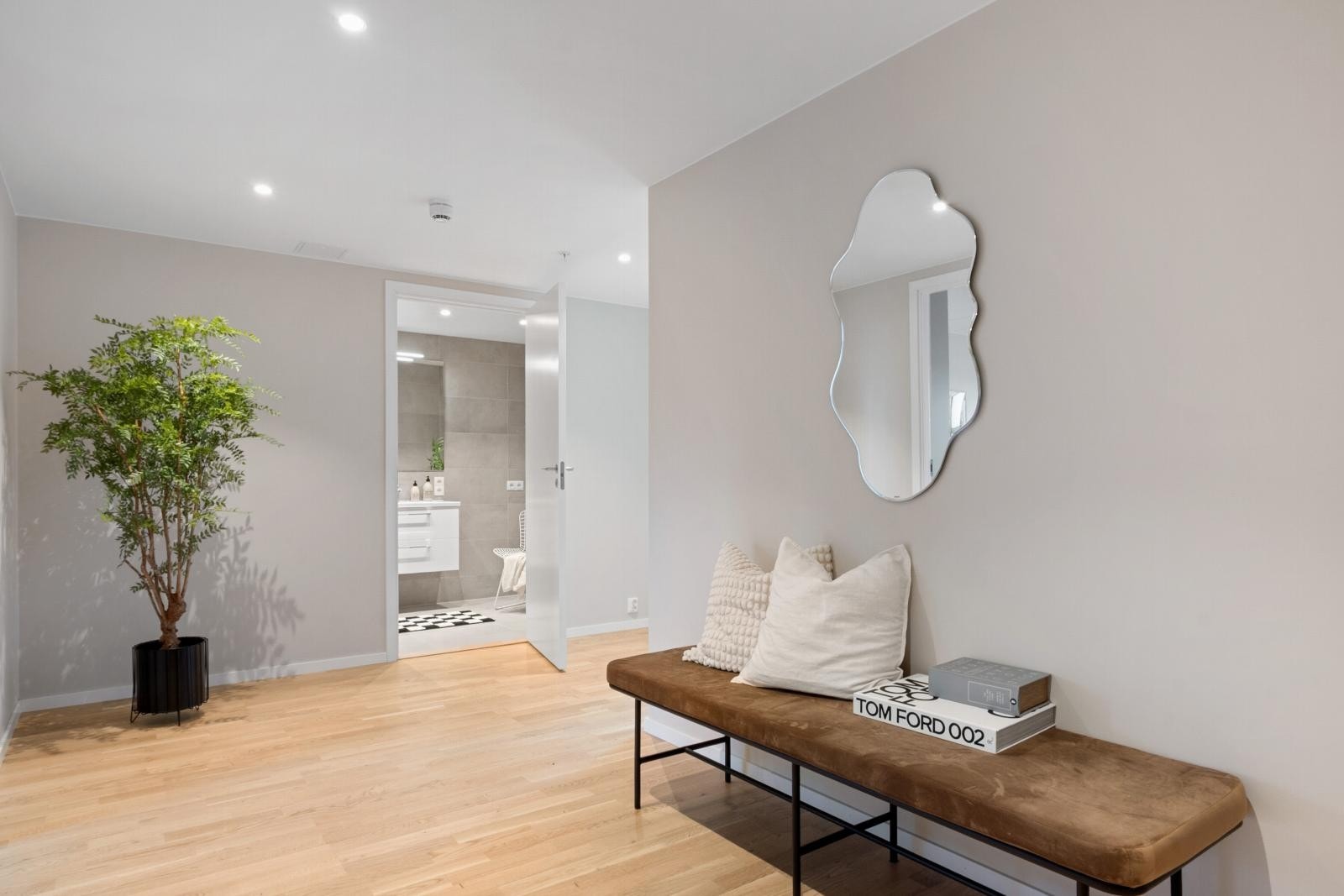 Den romslige entréen har god plass til store garderobeskap, og i tillegg har leiligheten både innvendig bod og bod i kjelleretasjen. Galleribilde