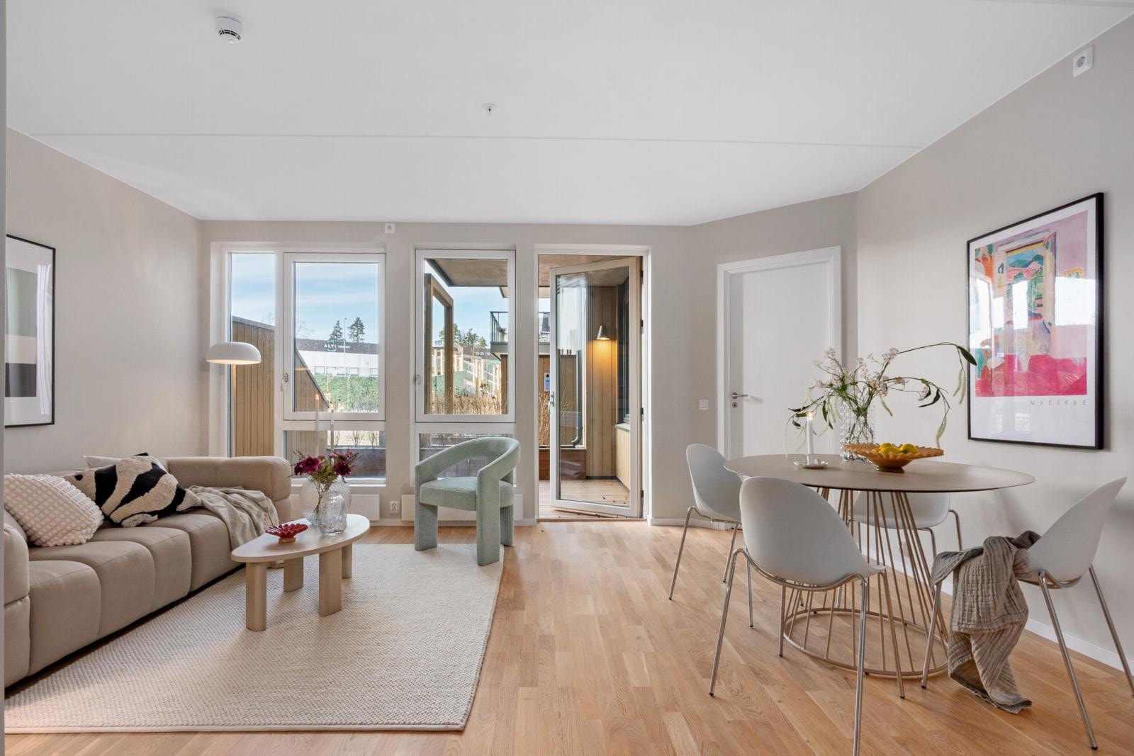 Boligen har flotte lysforhold og generøse vindusflater mot terrassen, som åpner opp mot hyggelig utsyn. Galleribilde