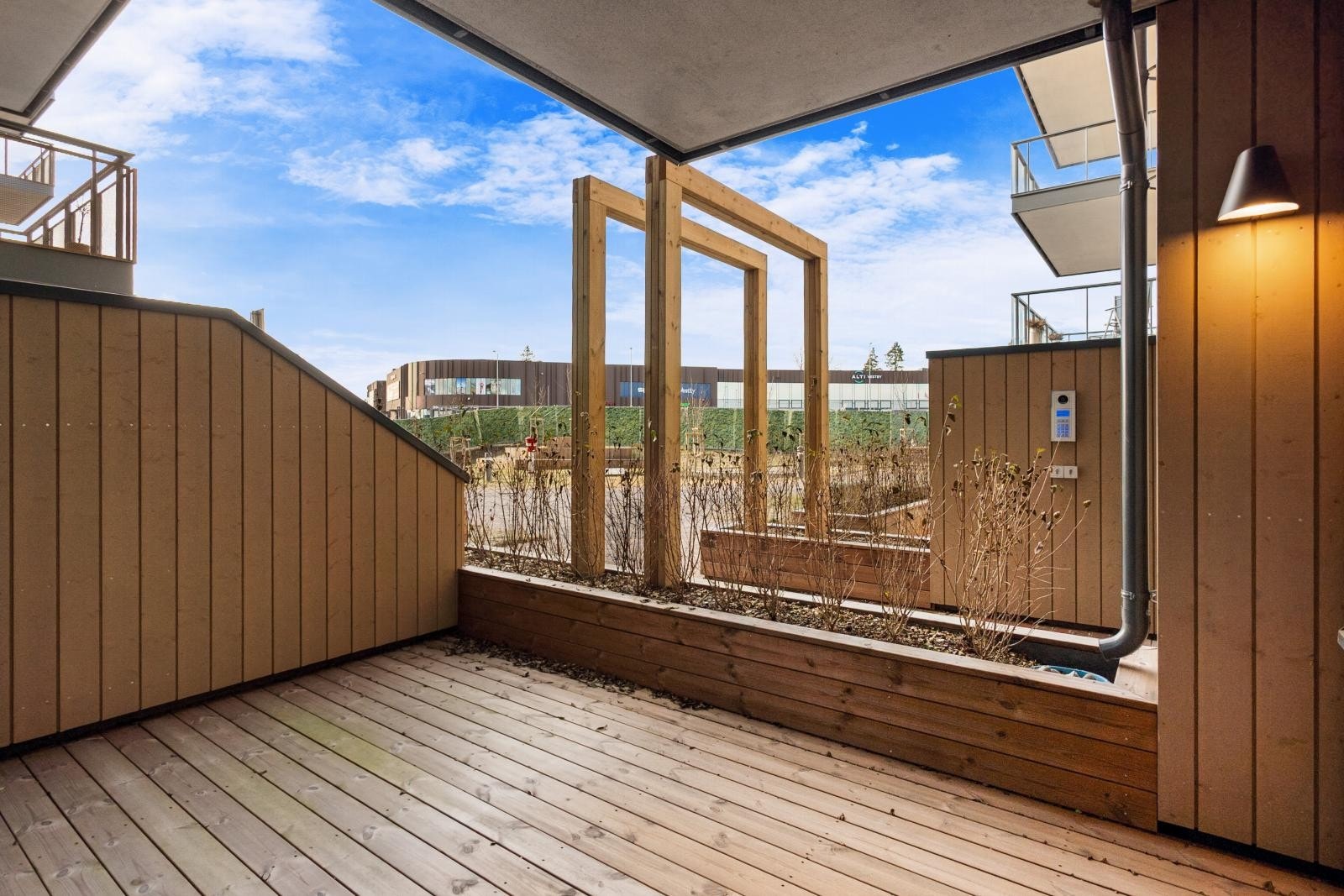 Romslig markterrasse inn mot bakgården. Galleribilde