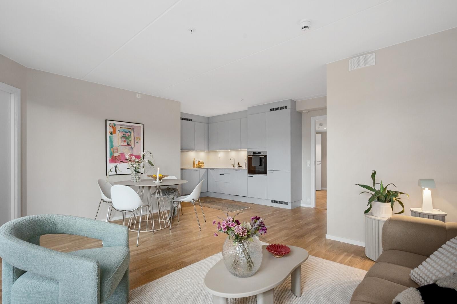 Kjøkkenet har en praktisk layout med innredning i hjørne, med en naturlig sone for spisegruppe og sofamøblement. Galleribilde