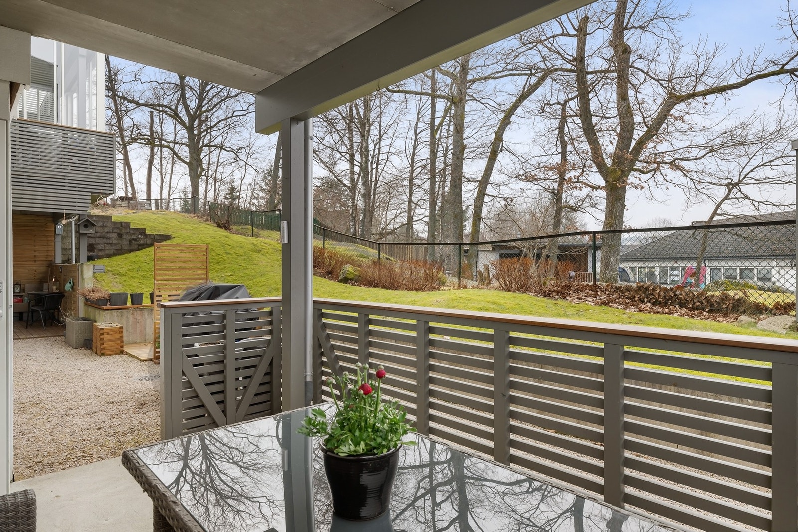 Terrassen har støpt betonggulv og rekkverk i tre. Her sitter man lunt og skjermet. Galleribilde