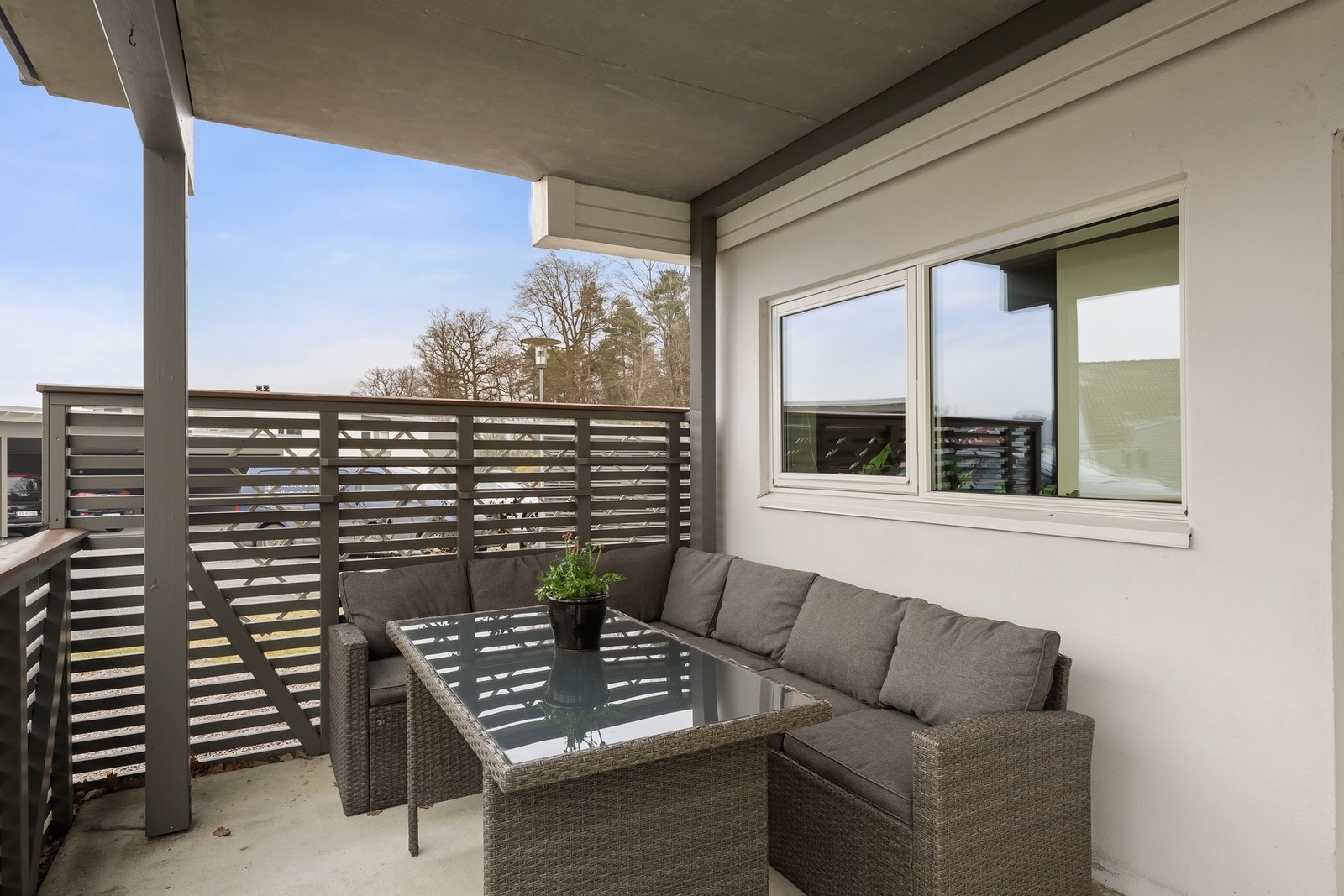 Hyggelig og overbygd terrasse med plass til utemøblement. Galleribilde