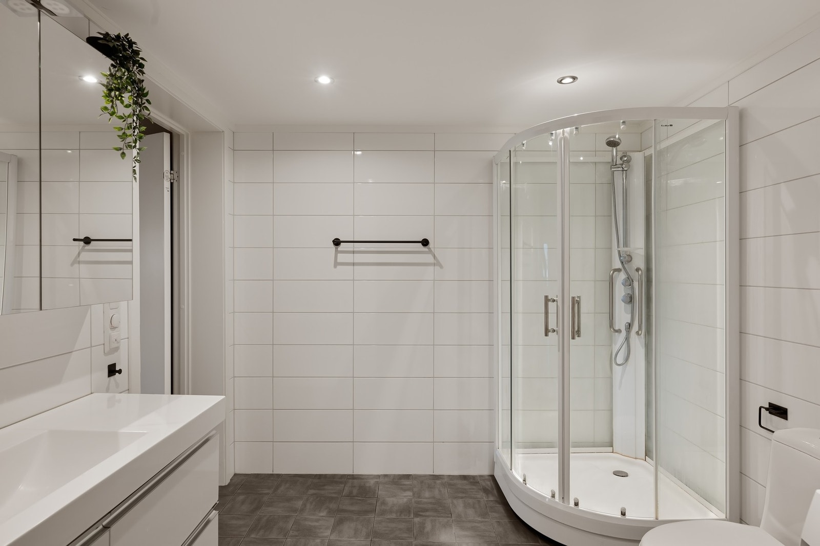 Pent flislagt bad/vaskerom med varmekabler. Galleribilde