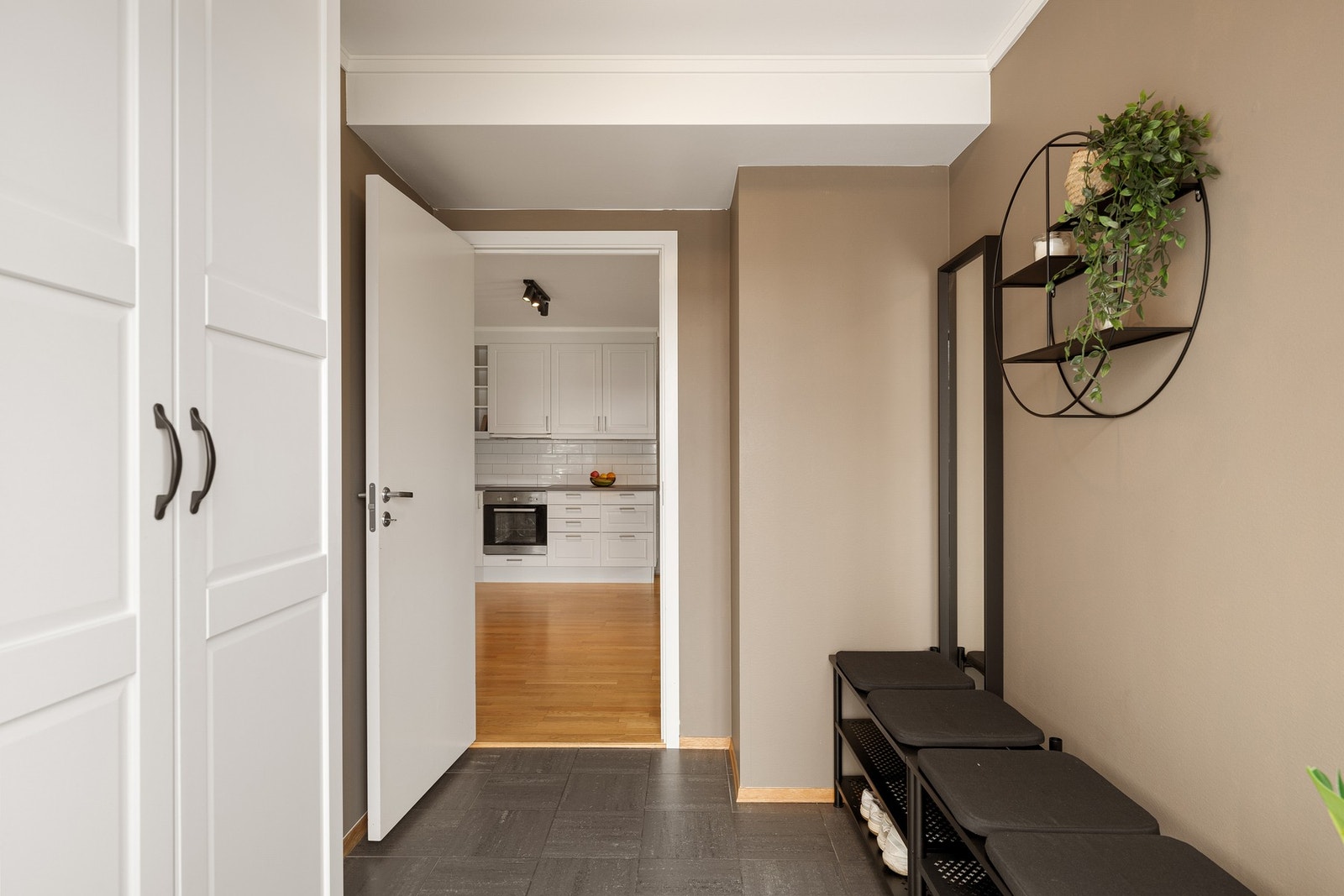 Romslig entré med plass til yttertøy og diverse. Galleribilde