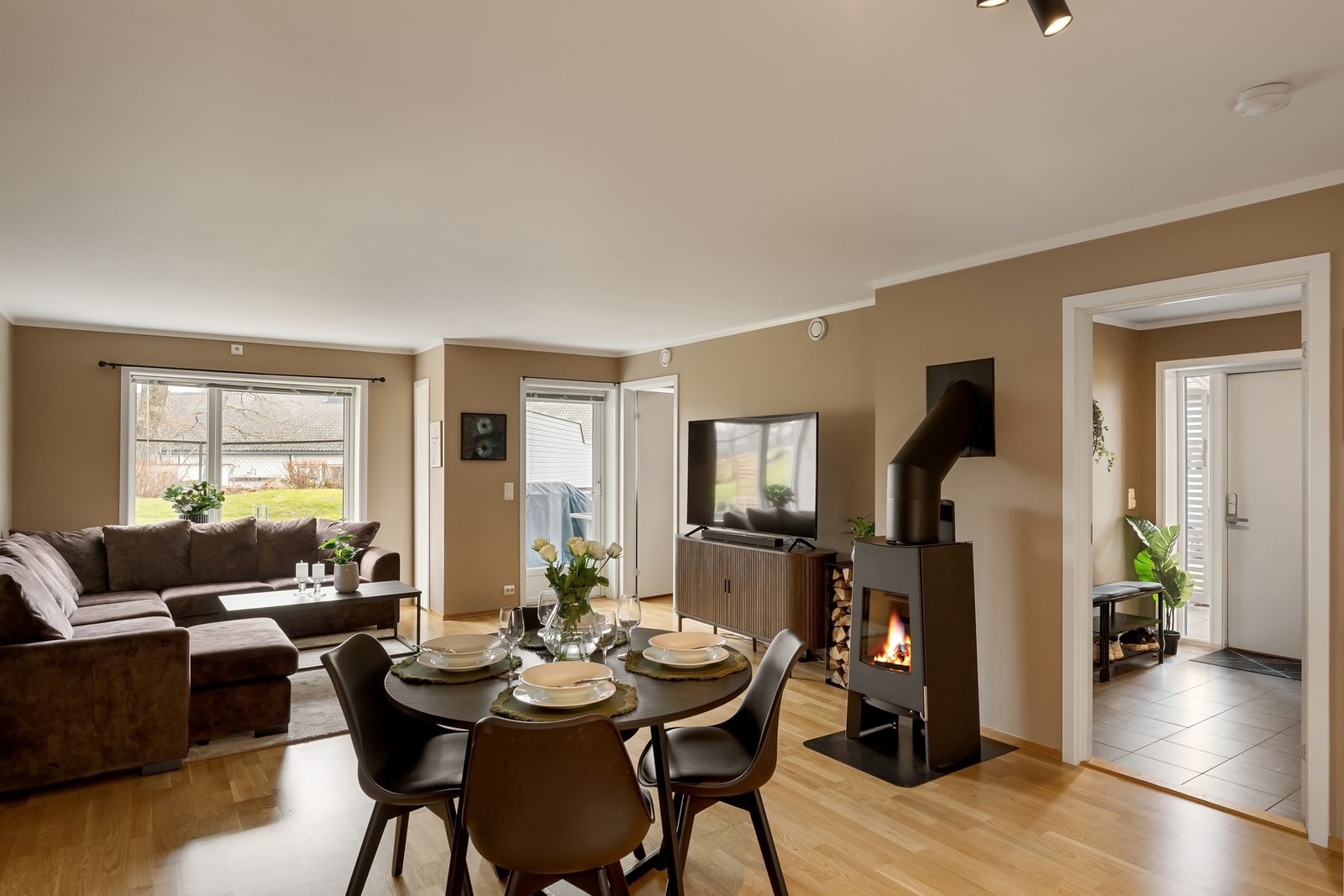 God plass til en romslig sofa, spisestue og diverse møblement i stuen. Galleribilde