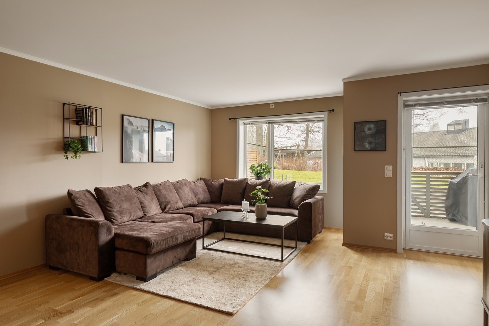 Leiligheten inneholder entré, to soverom, bad/vaskerom, stue/kjøkken og teknisk rom/bod. Galleribilde