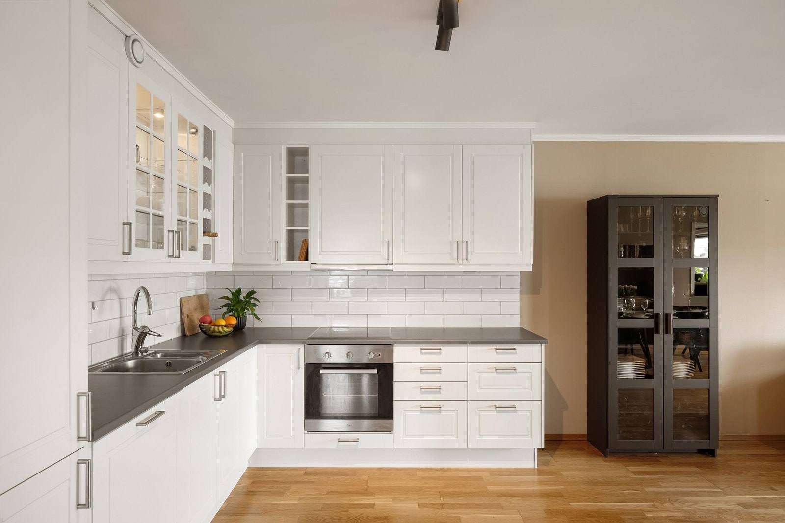 Kjøkkenet har fryseskap, oppvaskmaskin, platetopp og stekeovn. Galleribilde