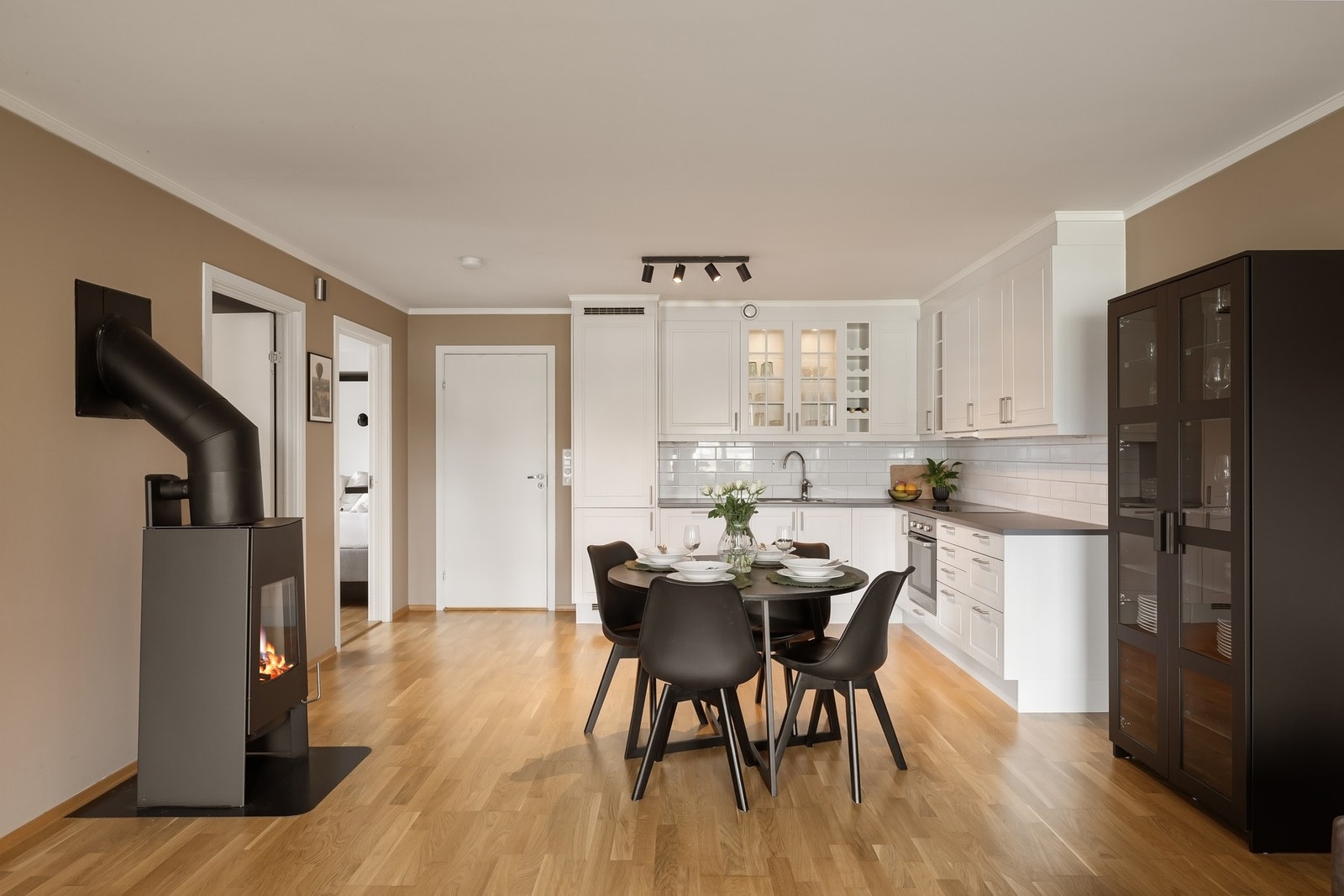 Pent parkettgulv. Leiligheten har balansert ventilasjon, noe som gir et godt inneklima. Galleribilde