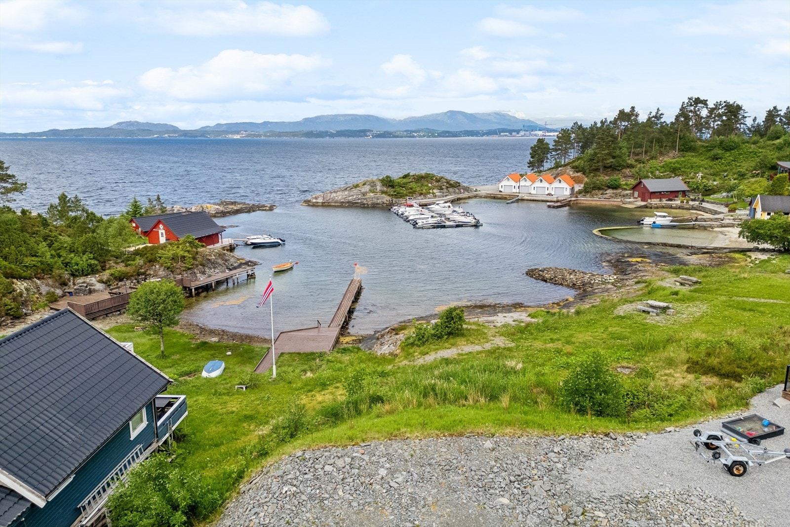 TOMT NR 3 - Gbnr 7/74 - Denne tomten ligger ca 30 m fra strandlinjen, ferdig planert, byggeklar! Strøm, fiber, kloakk og vann frem til tomtegrensen. Kan bebygges inntil 120 kvm. Galleribilde