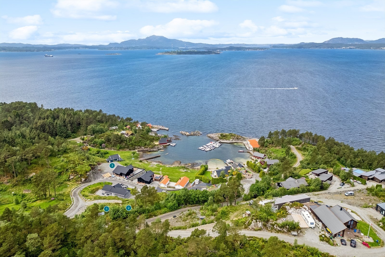 Dette er fritidstomter for deg som ønsker en attraktiv beliggenhet i et populært område med umiddelbar nærhet til sjø! Galleribilde