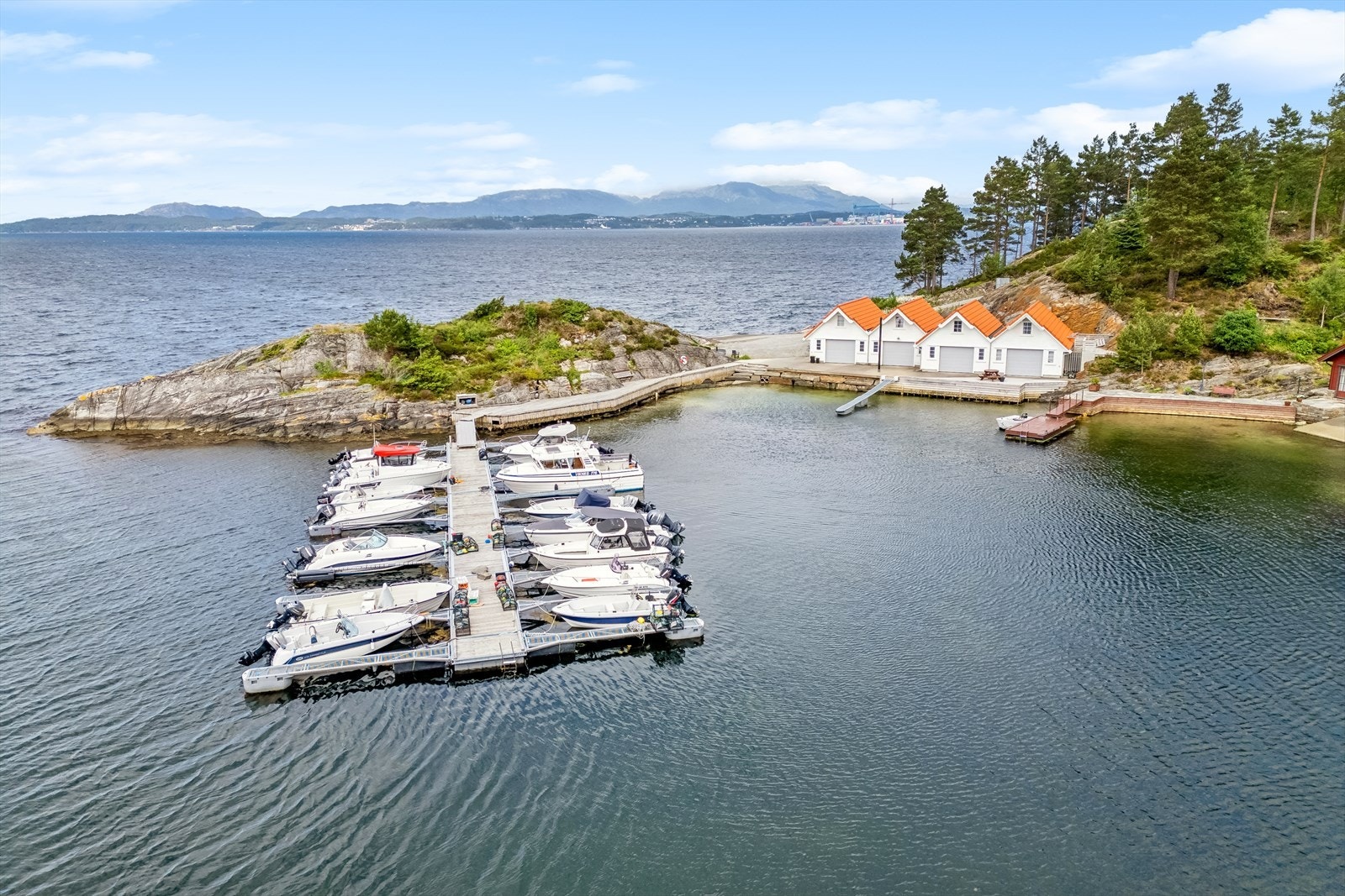 Tomt nr. 1 og 2 har tilhørende båt- og bodplass. Galleribilde