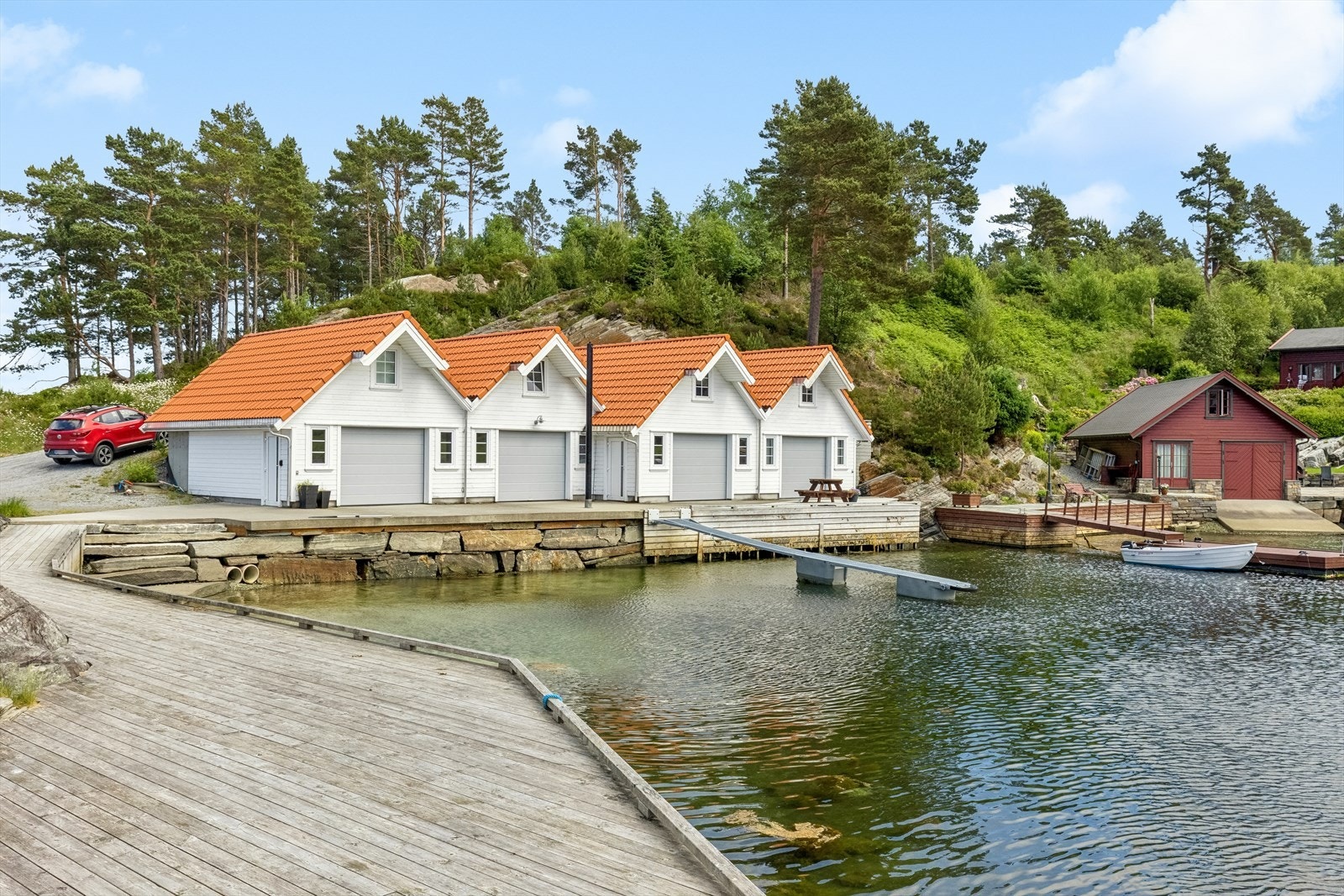 Det foreligger ingen byggeklausul på tomtene. Kjøper står dermed fritt til valg av leverandører i alle faser av byggeprosessen. Bodplass tilhørende tomt nr. 1 og 2 ligger i disse byggene ved sjøen. Galleribilde