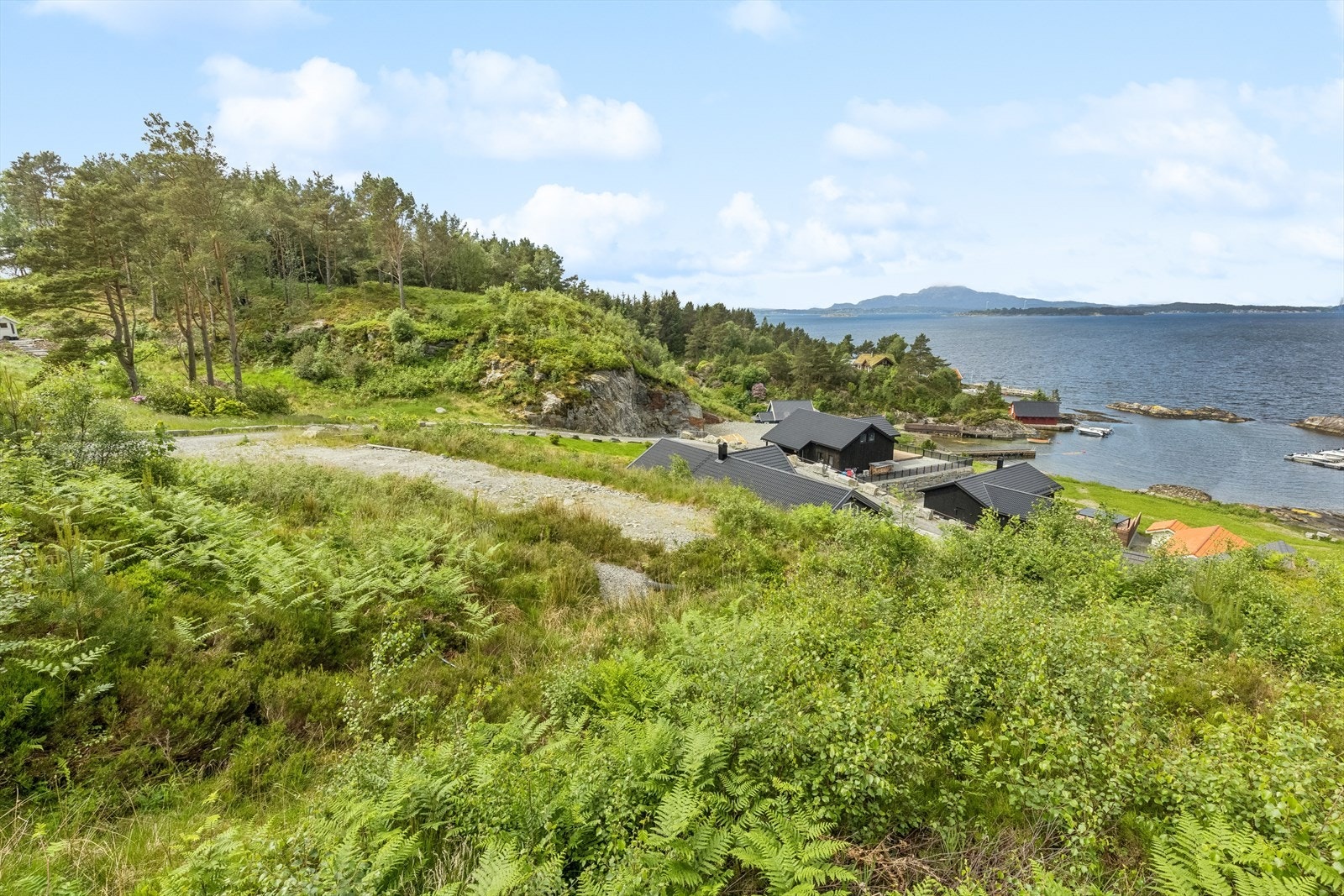 TOMT NR 1 og NR 2 - Gbnr 7/71 og gbnr 7/73 - Disse tomtene ligger øverst i hyttefeltet, ikke planert. Strøm, fiber, kloakk og vann frem til tomtegrensen. Begge tomtene kan bebygges inntil 140 kvm og har tilhørende båt og bodplass. Galleribilde