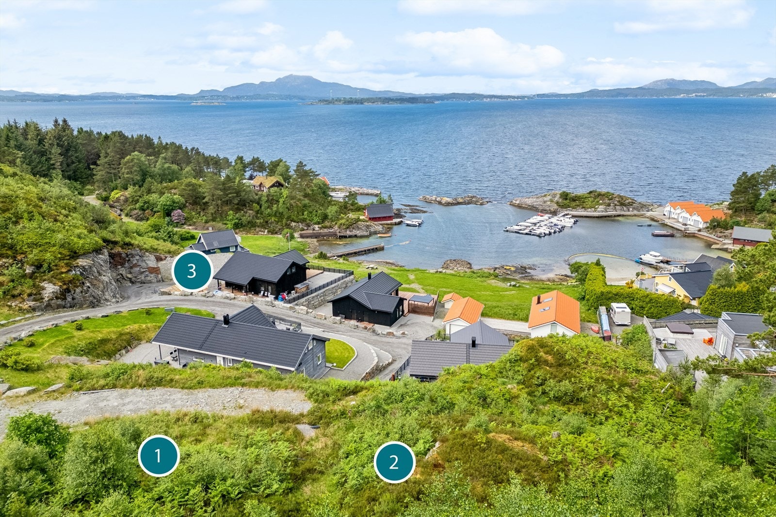 Tomtene selges separat, se salgsoppgaven for nærmere informasjon om de ulike tomtene. Spesifiser i budgivning hvilken tomt det gjelder. Galleribilde