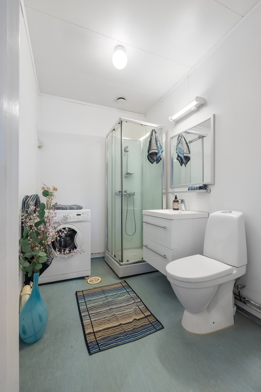 Baderom fra ukjent årstall, med gulvvarme og opplegg for vaskemaskin. Galleribilde