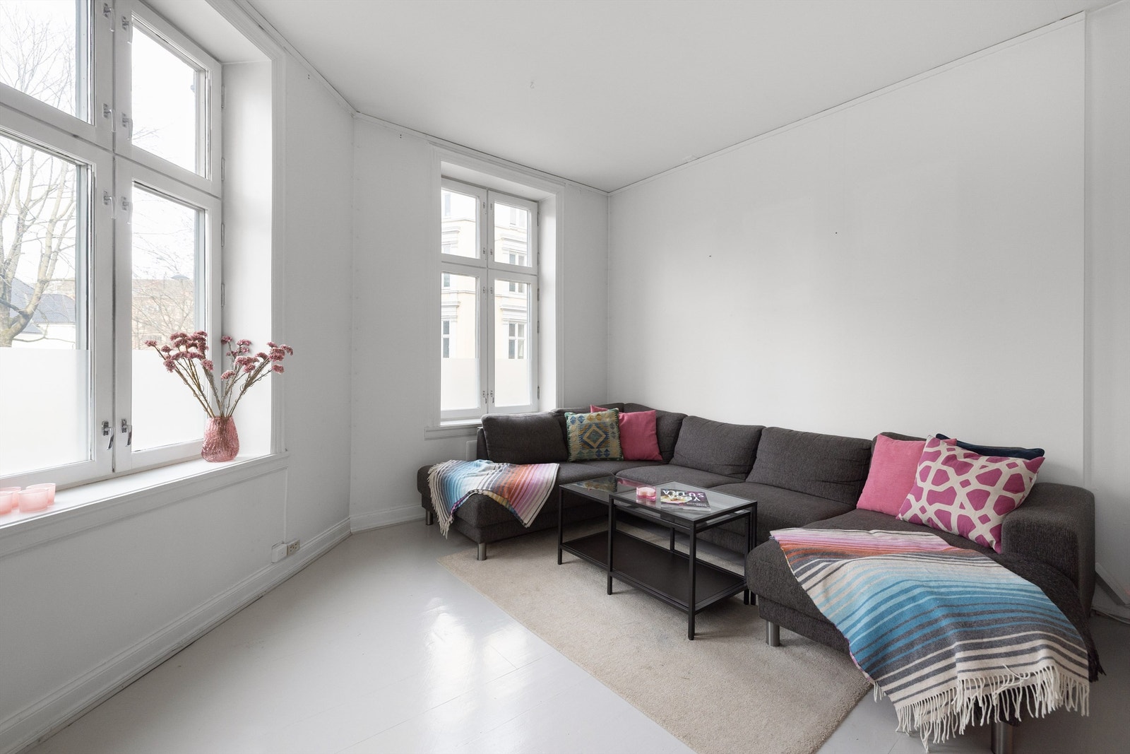 Store vindusflater og malte tregulv. Galleribilde