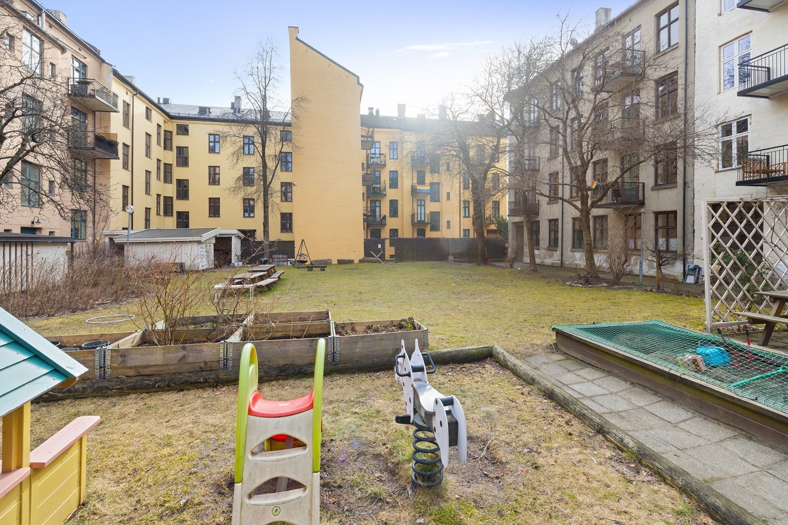 Rathkes gate 1 borettslag består av 17 andelsleiligheter, og har en attraktiv beliggenhet i en av de fineste gatene på Grünerløkka - med nærhet til "alt"! Galleribilde
