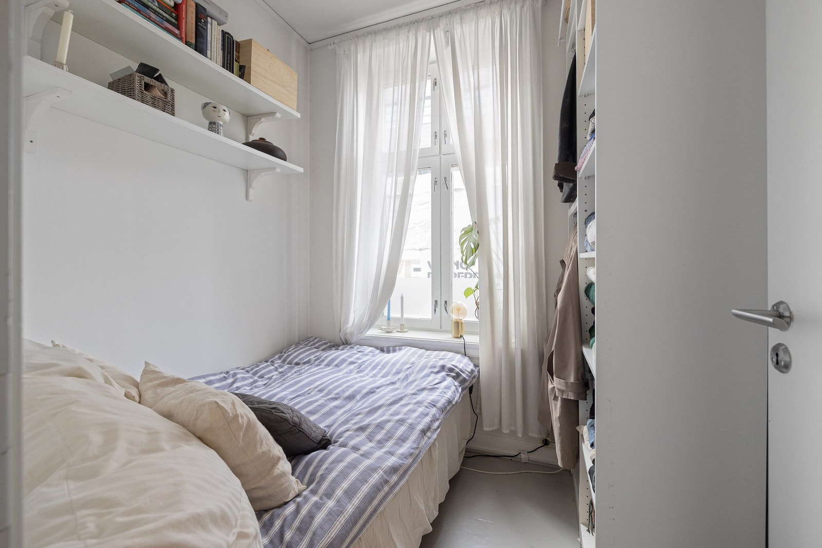 Rom benyttet som soverom - ikke omsøkt/bruksendret - med adkomst fra kjøkken. Galleribilde