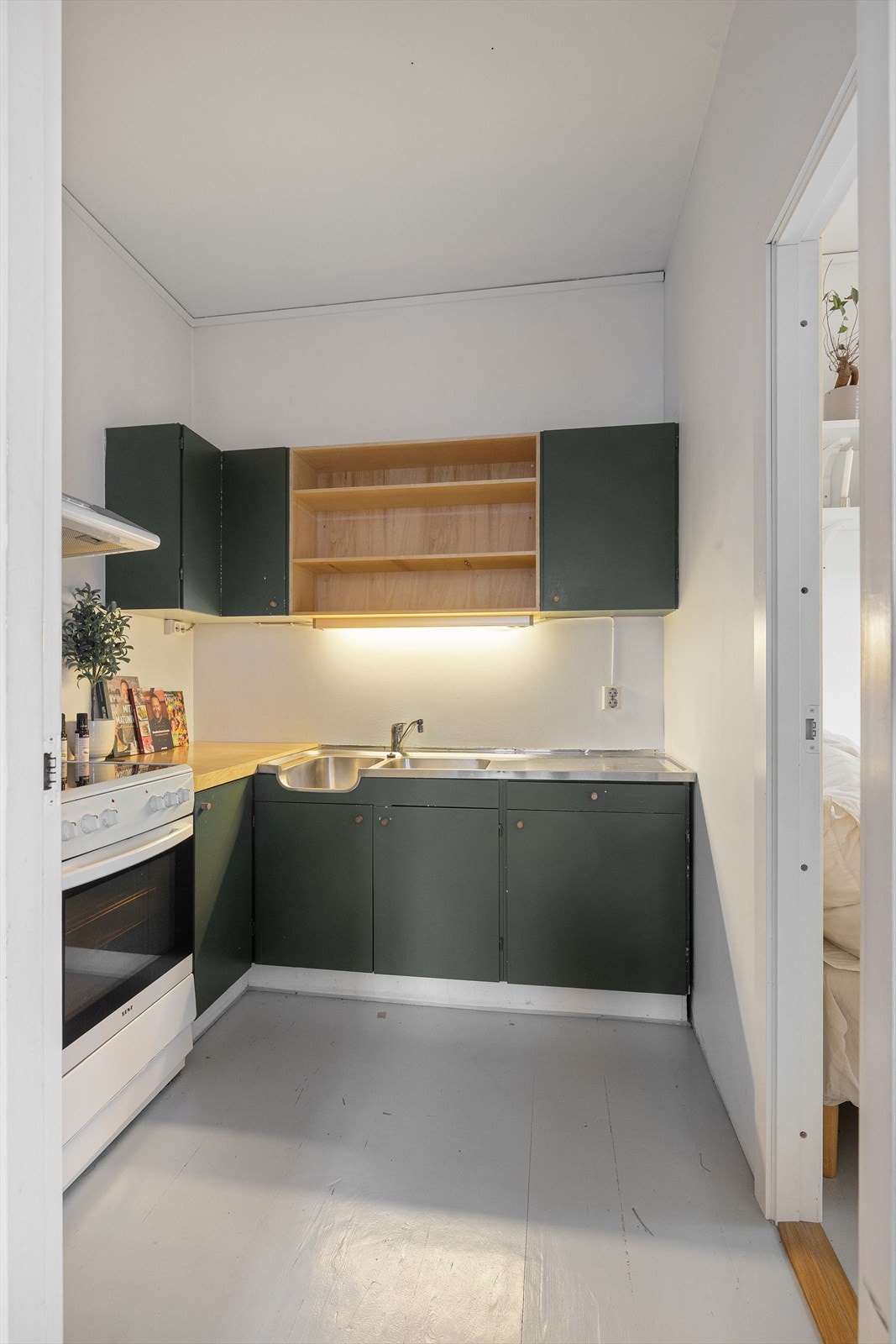 Det er ved ukjent årstall delt av kjøkken og satt opp lettvegg, som danner rom benyttet som soverom 3. Det gjøres spesielt oppmerksom på rommet ikke er stort nok til å omtales til bruken. Galleribilde