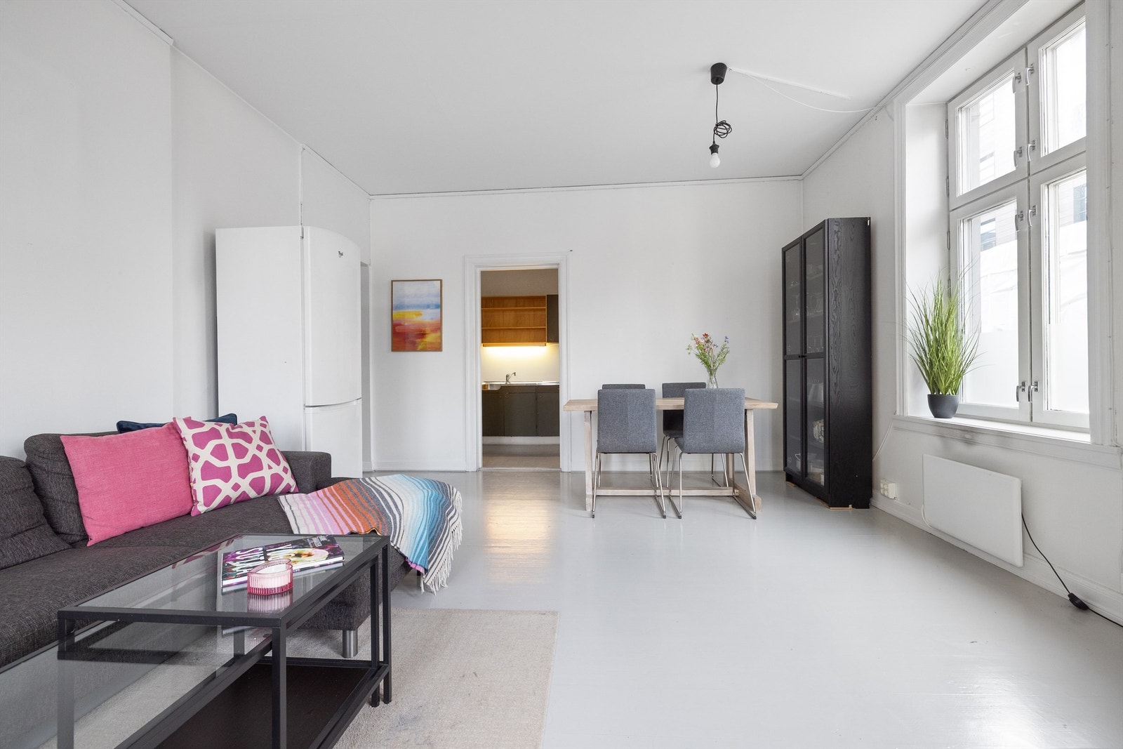 God plass til sofagruppe og spisemøblement. Galleribilde