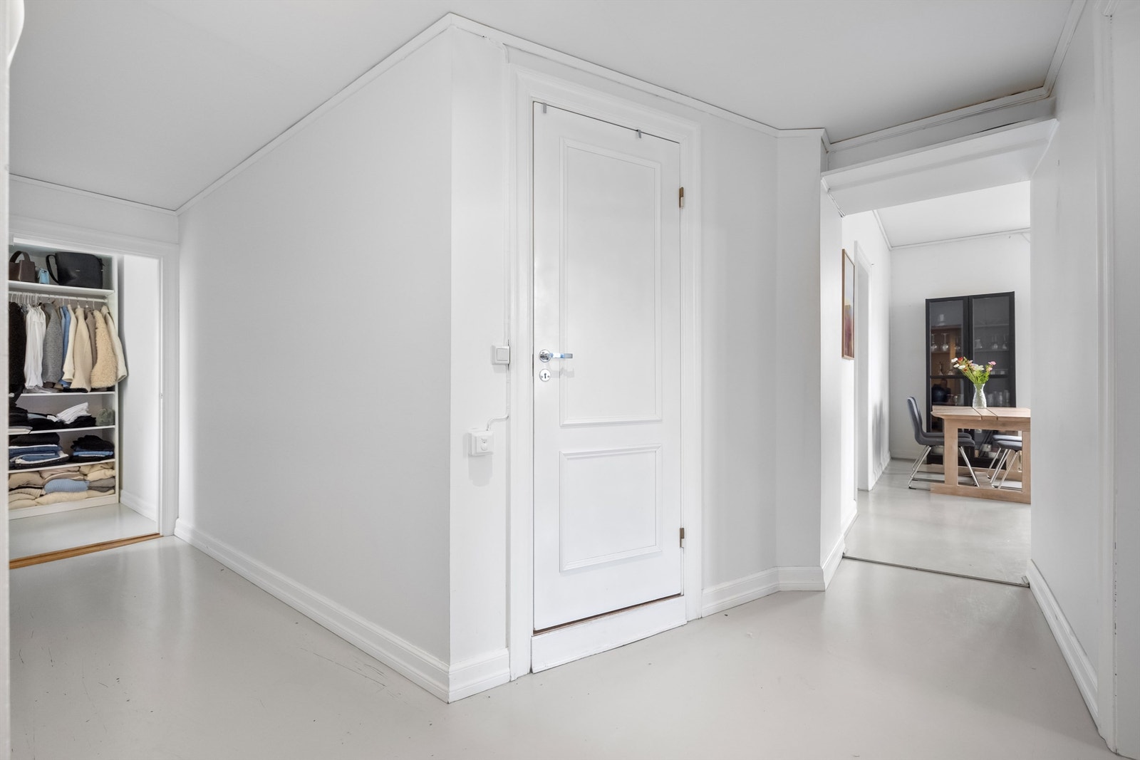 Mulighet for ulike oppbevaringsløsninger i entré og gang, i tillegg er det godt med lagringsplass i kjellerbod (gulvareal 16 kvm) og loftsbod (gulvareal 5 kvm). Galleribilde