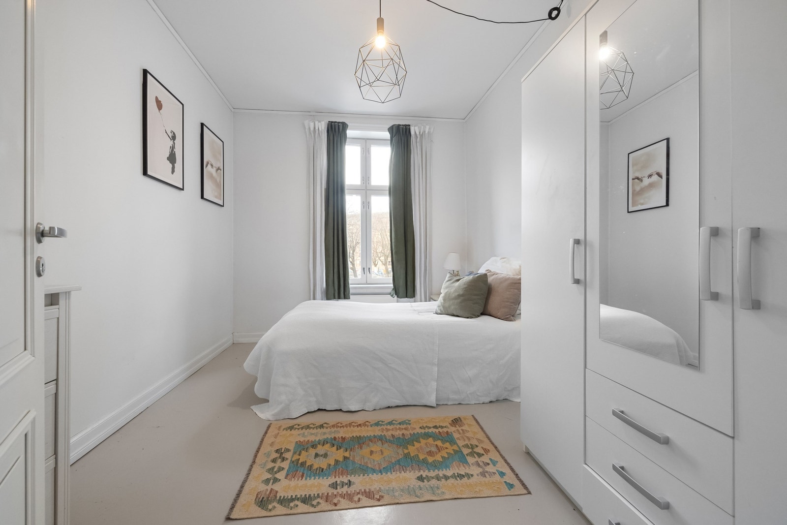 Stort hovedsoverom med garderobeskap, og god plass til dobbeltseng med tilhørende nattbord. Galleribilde