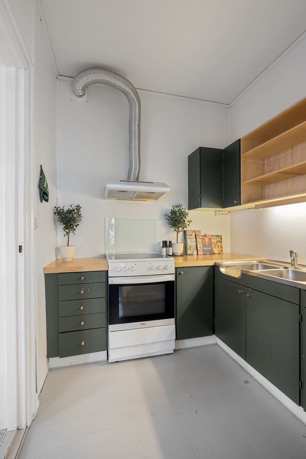 Frittstående komfyr og vegghengt ventilator med mekanisk avtrekk, medfølger. Galleribilde