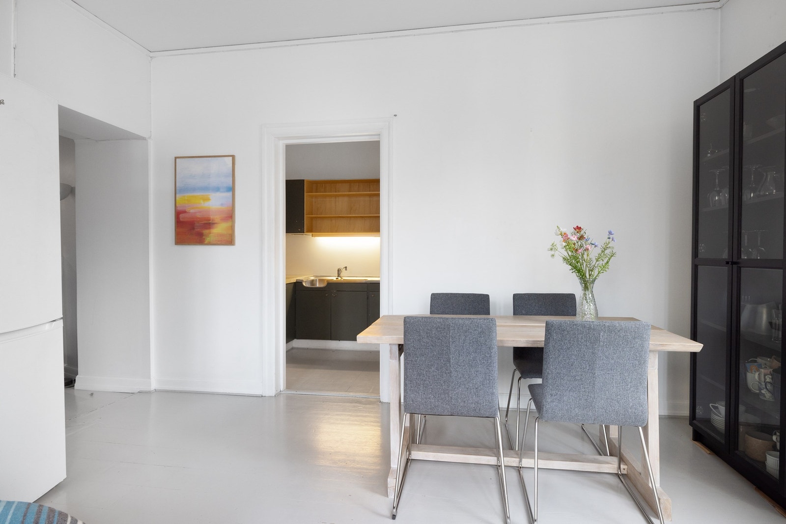 Leiligheten har pipeløp, men ikke etablert ildsted. Galleribilde