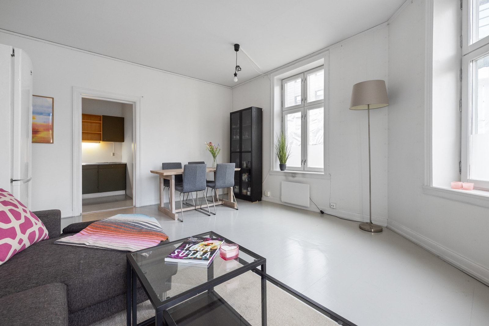 Leiligheten har generøs takhøyde. Galleribilde