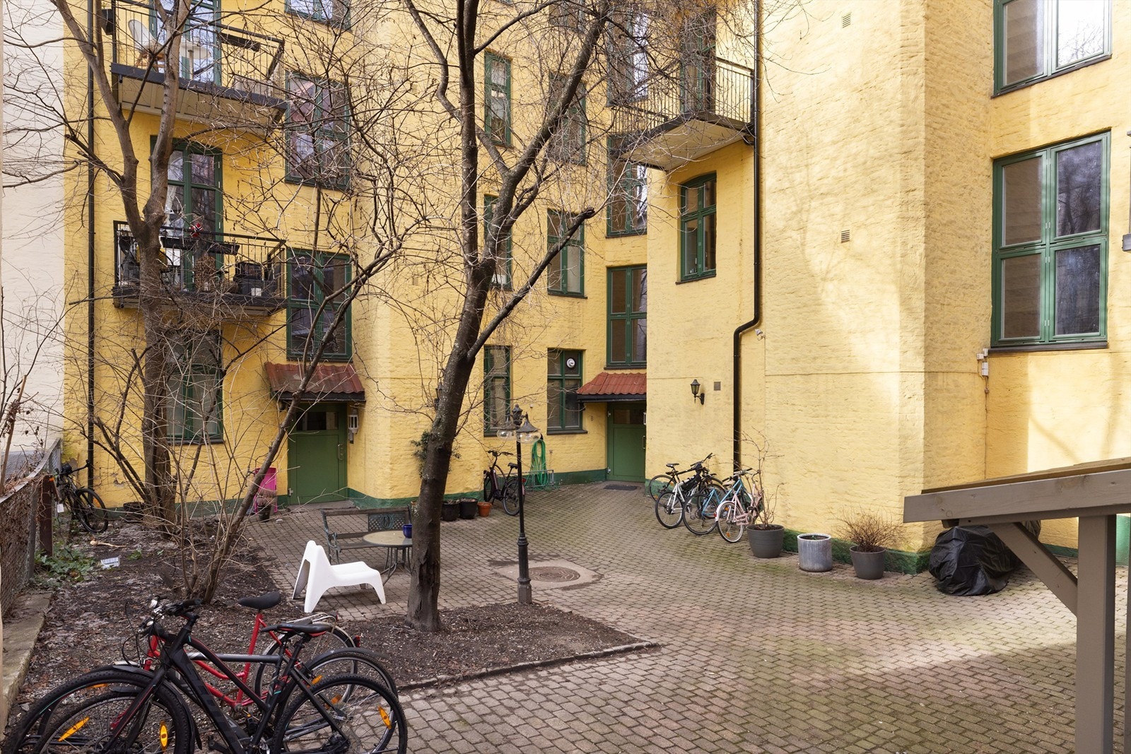 Leiligheten er beliggende i byggets andre etasje, med adkomst via felles trappegang med callinganlegg. Galleribilde