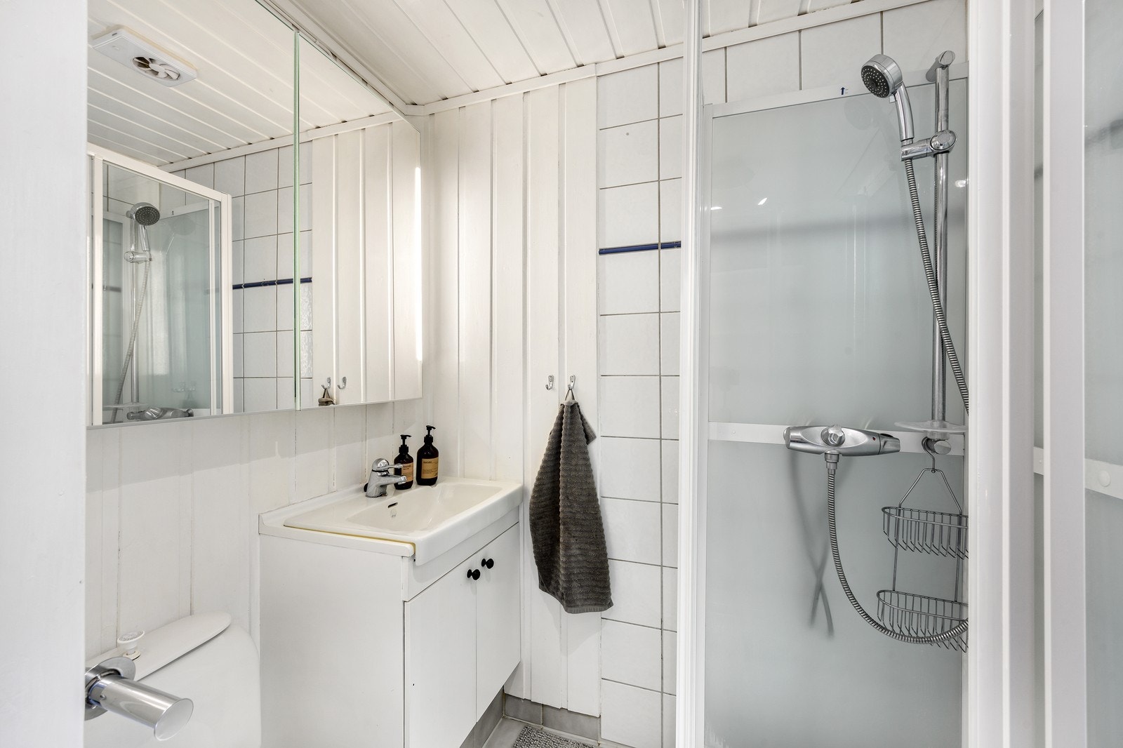 Badet er flislagt og har dusjkabinett. Galleribilde
