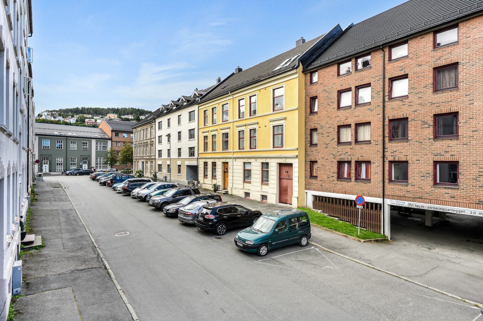 Fasade mot gaten. Inngangen finnes gjennom tunnelen og bak i bakgården. Galleribilde
