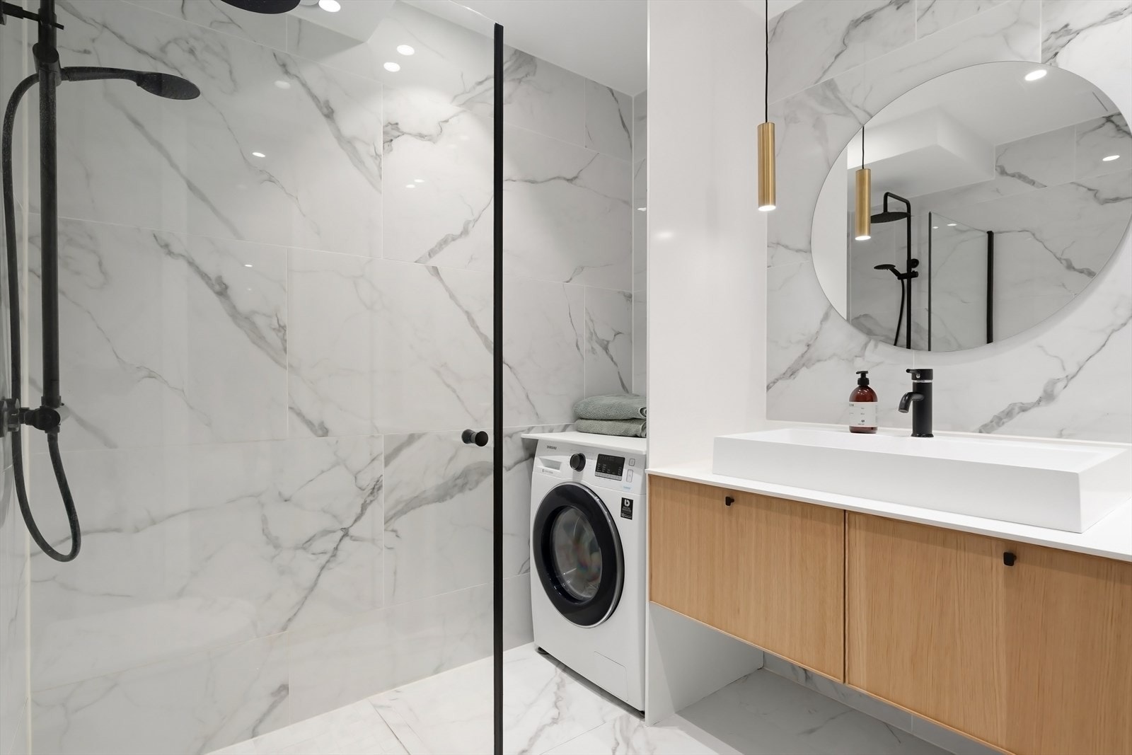 Badet består av flislagt gulv med varmekabler, flislagte vegger og malt himling med downlights. Galleribilde