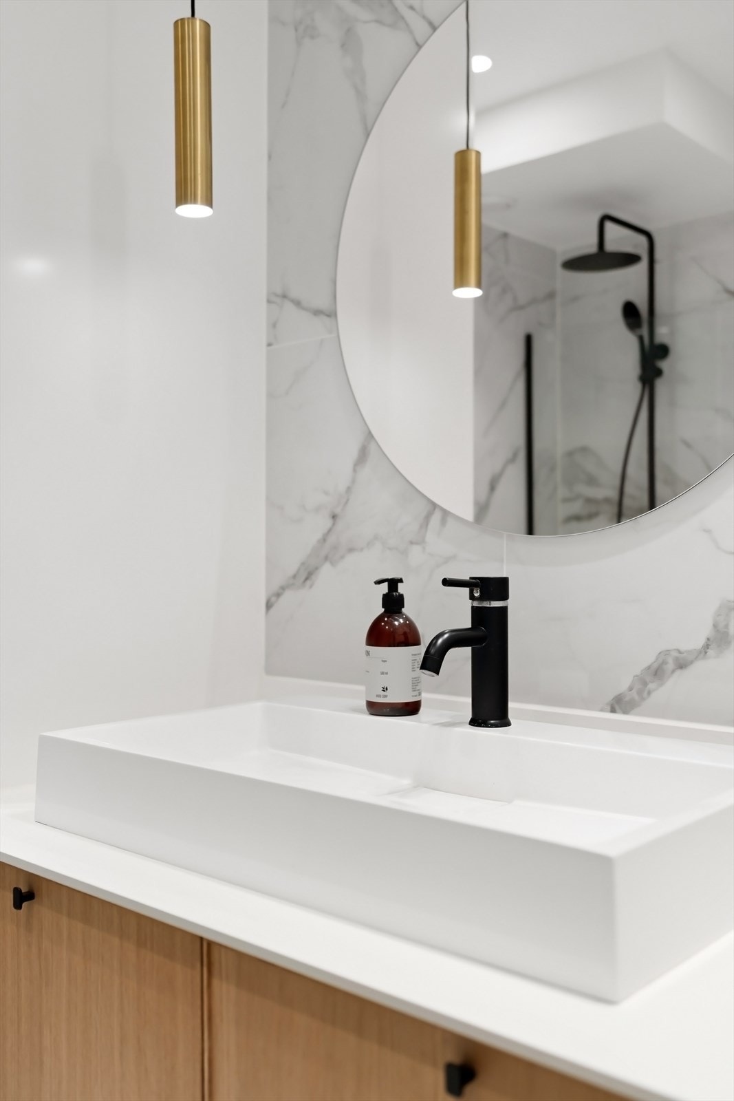 Badet er innredet med servant med benkeskap, speil og belysning. Galleribilde