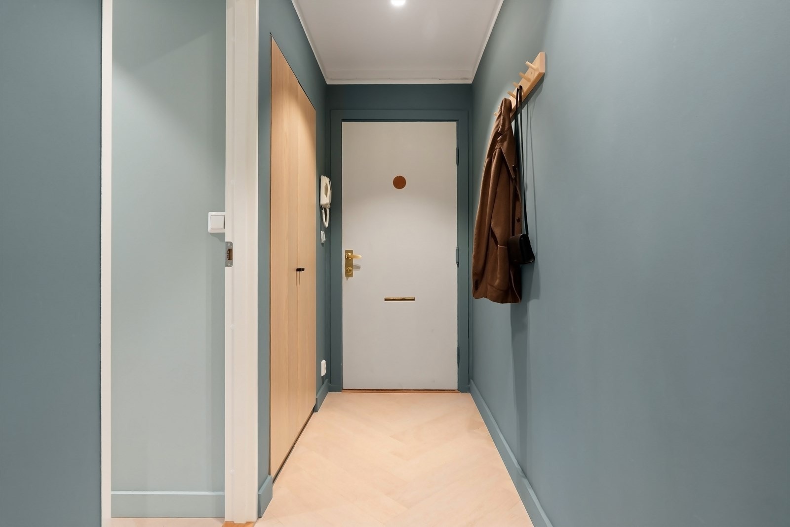 Velkommen! Svært innbydende entré med lekker fiskebensparkett og malte veggflater og downlights i himling. Det er god plass til å sette fra seg sko og henge fra seg yttertøy i flott, innfelt garderobeskap. Galleribilde