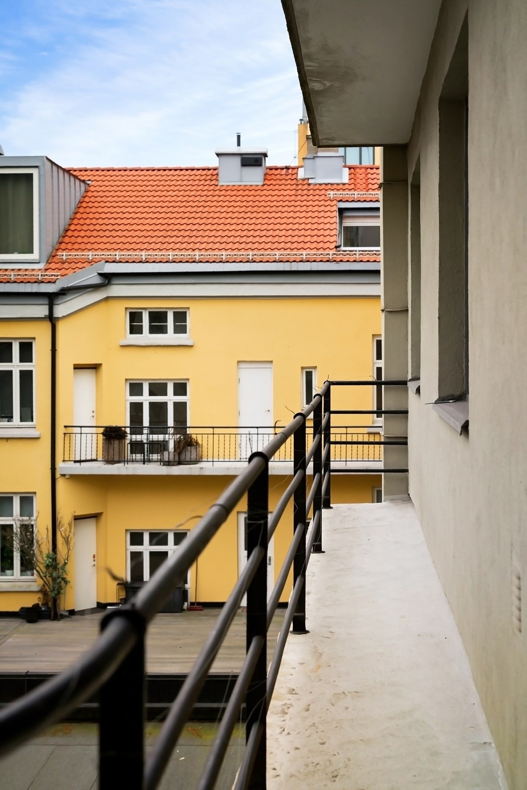 Boligen har en god intern beliggenhet i bygget med utsyn mot bakgård og tilbaketrukket i Schultz` gate. Galleribilde