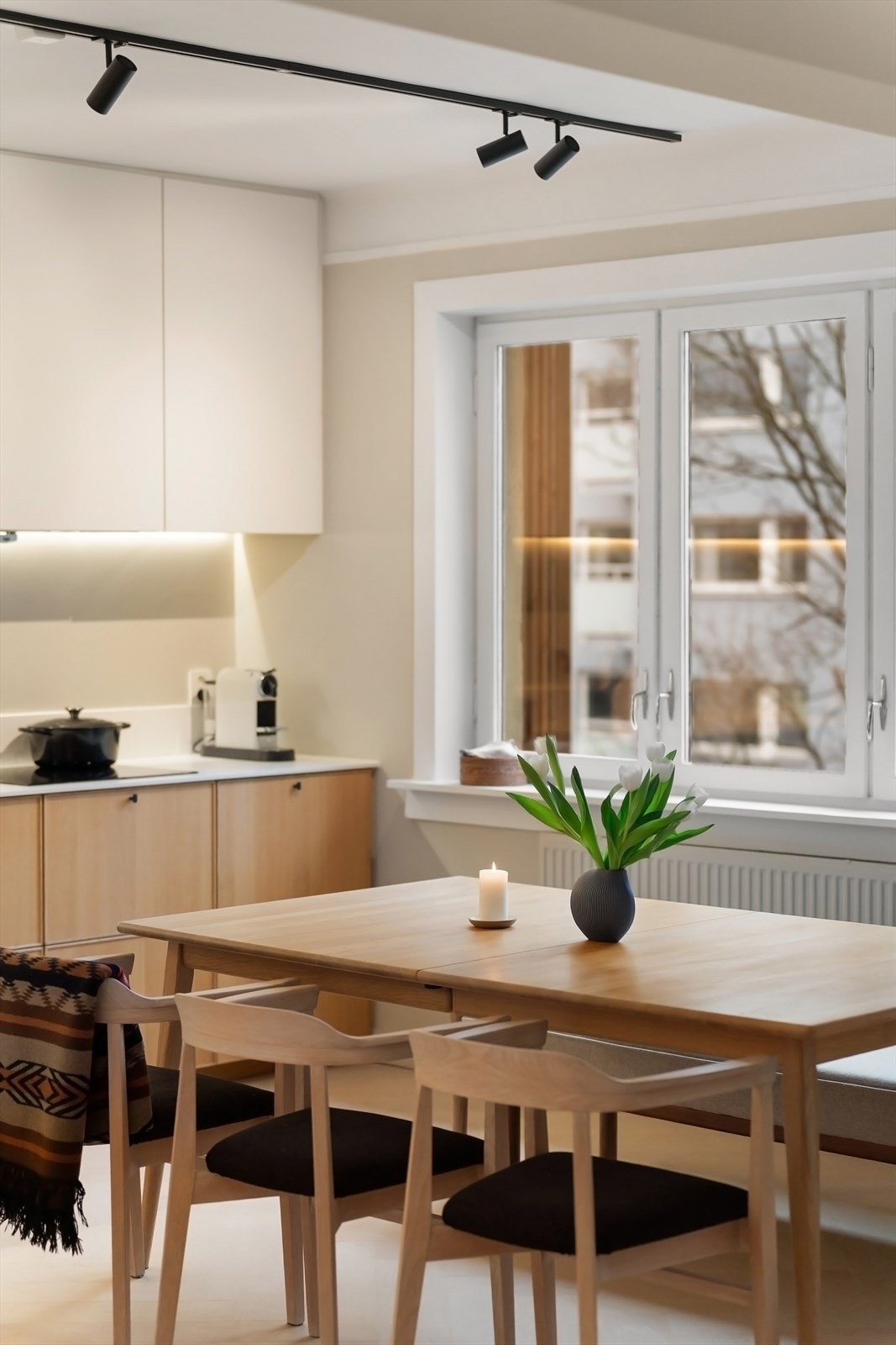 I tilknytning til kjøkkenet er det plass til en stor spisegruppe. Galleribilde