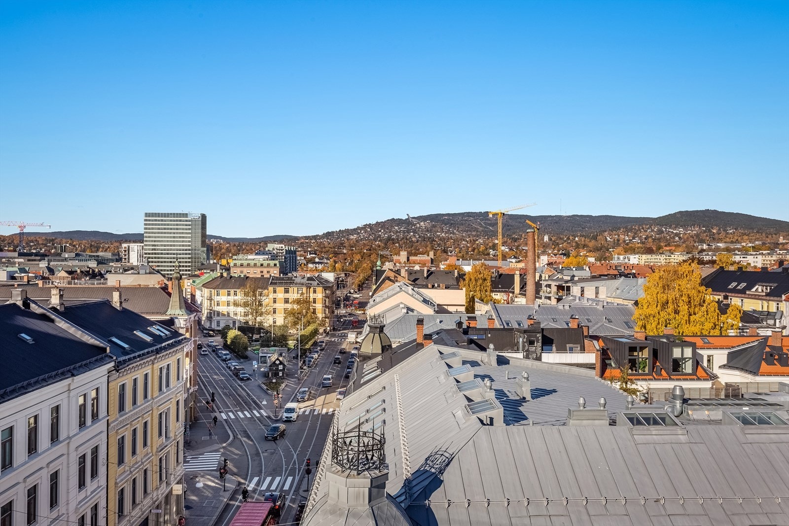 Flott utsikt mot Holmenkollen fra felles takterrasse. Galleribilde