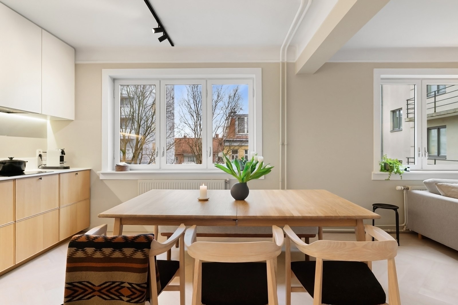 Det er rikelig med lysinnslipp mot både kjøkken og stue. Galleribilde