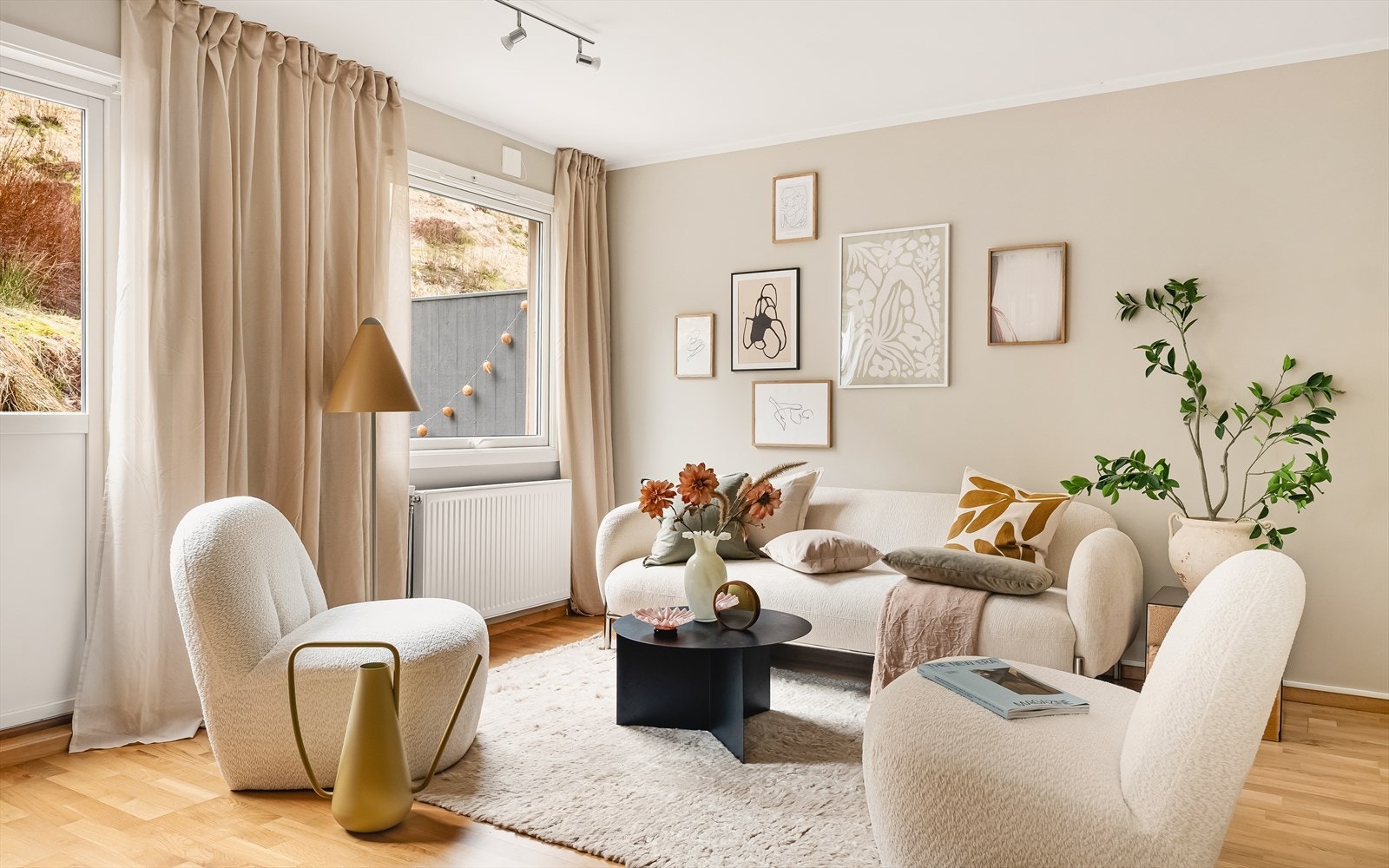 W Eiendomsmegling Bergen Sentrum ved Benjamin Bødtker og Christina Erstad har gleden av å presentere Landåslien 31. Galleribilde