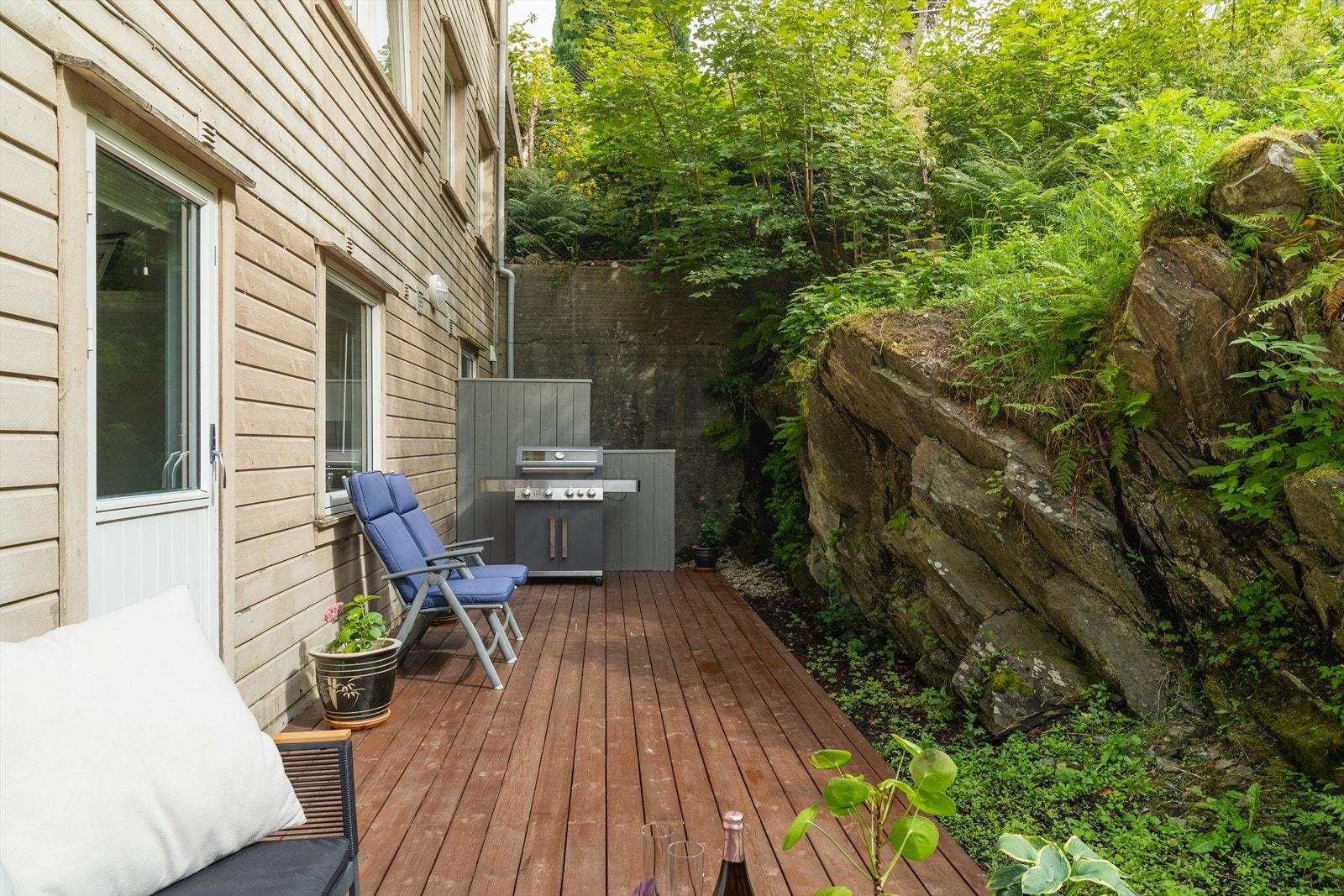 Svært usjenert uteplass med utsyn mot grøntområder. Galleribilde