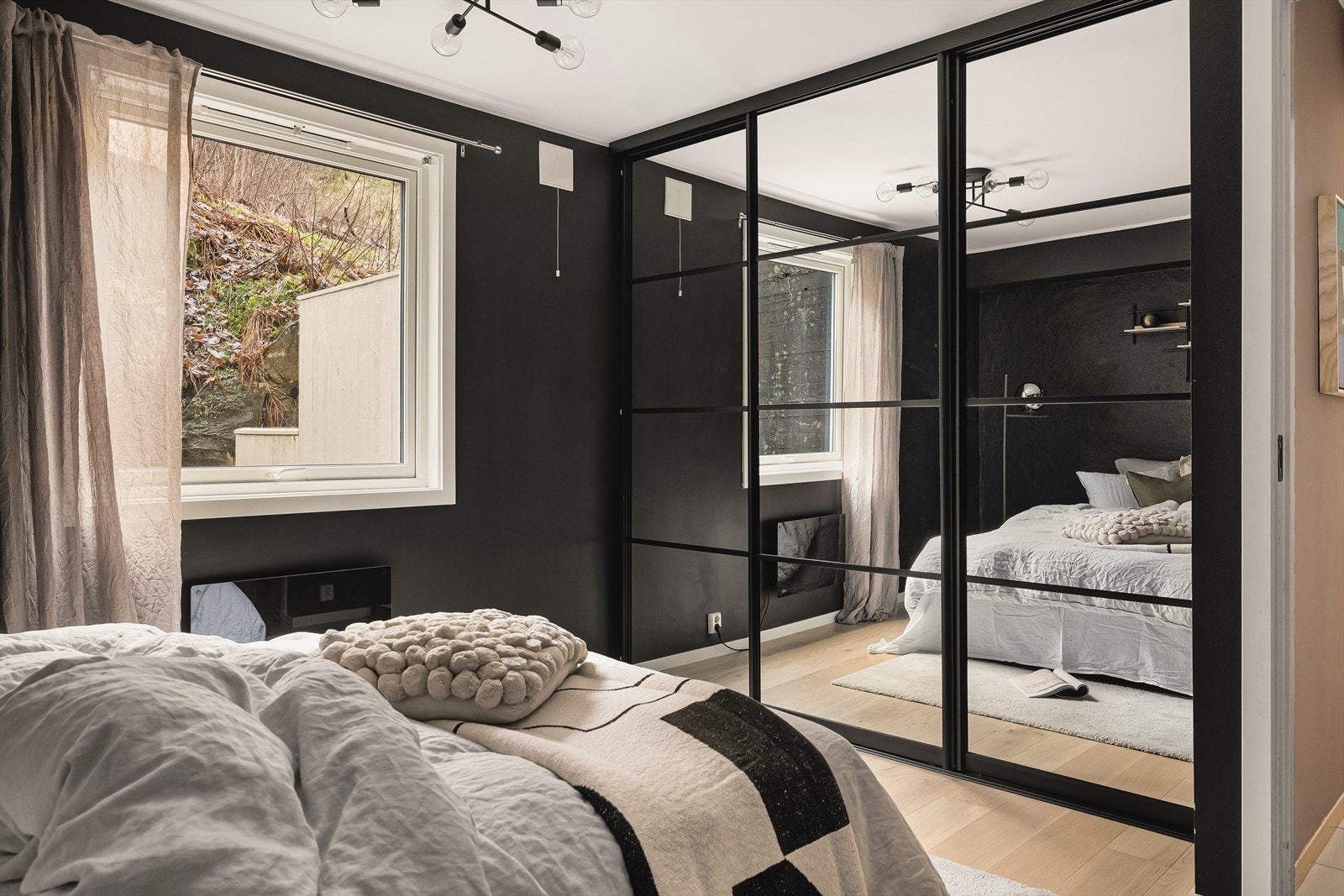 Skyvedørsgarderobe med god plass til oppbevaring. Galleribilde