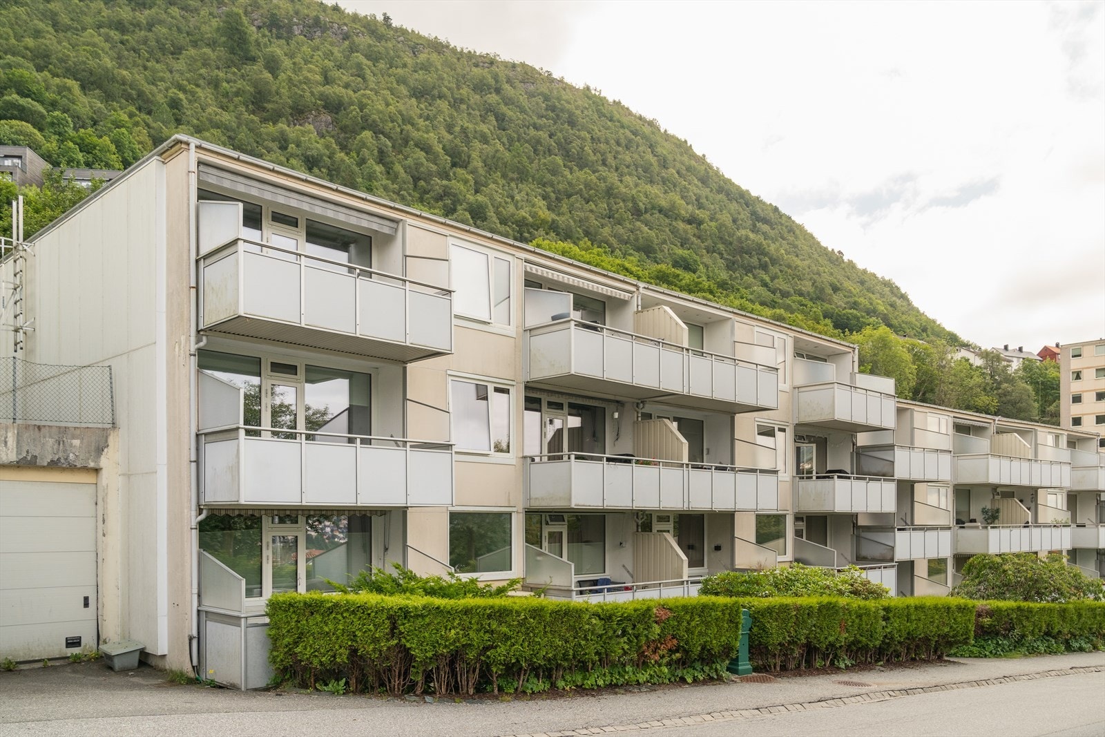 Landåslien 31 tilhører Strimmelen Borettslag. Uteområdet er opparbeidet med asfaltert vei, belegningsstein, diverse beplantninger, plenareal, støpte veier og trapper. Galleribilde