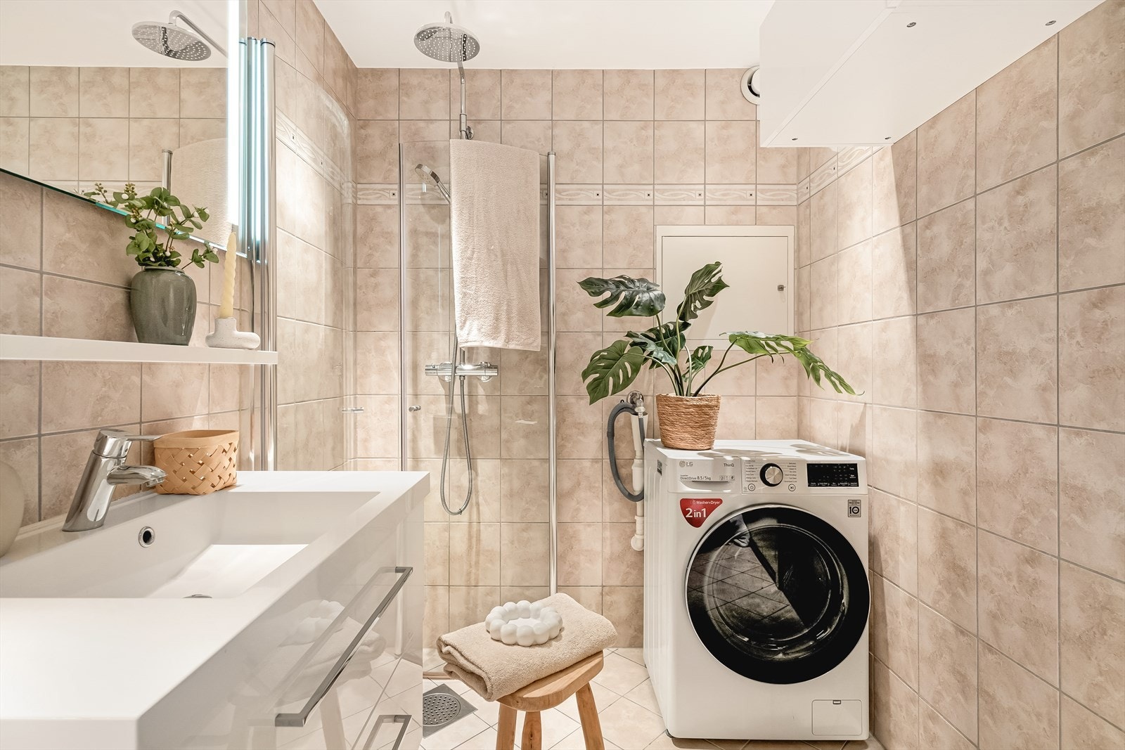 Helfliset baderom antatt fra 2008 med opplegg for vaskemaskin. Galleribilde