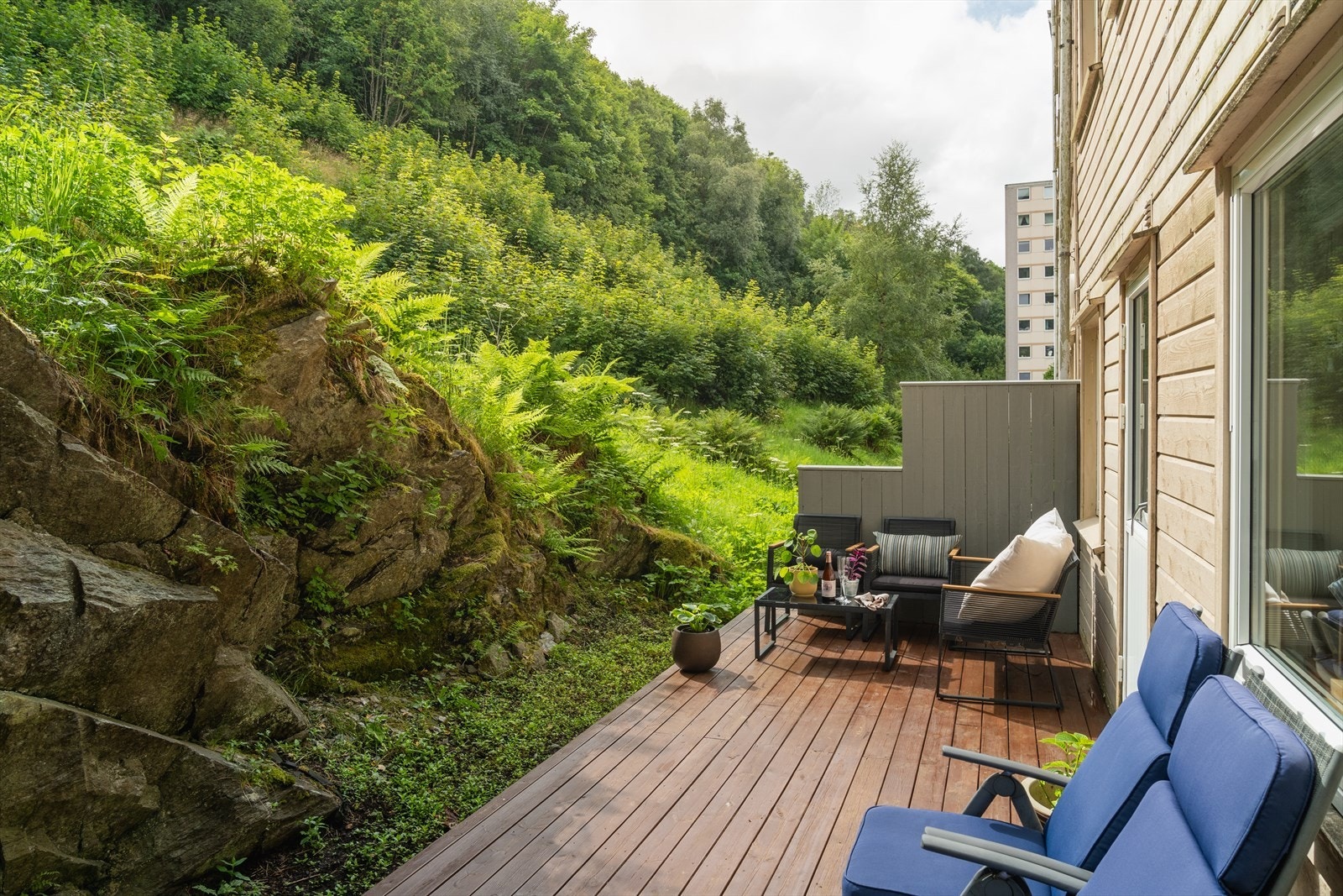 Fra stuen er det utgang til herlige terrasseplatting på ca. 20 kvm. Galleribilde